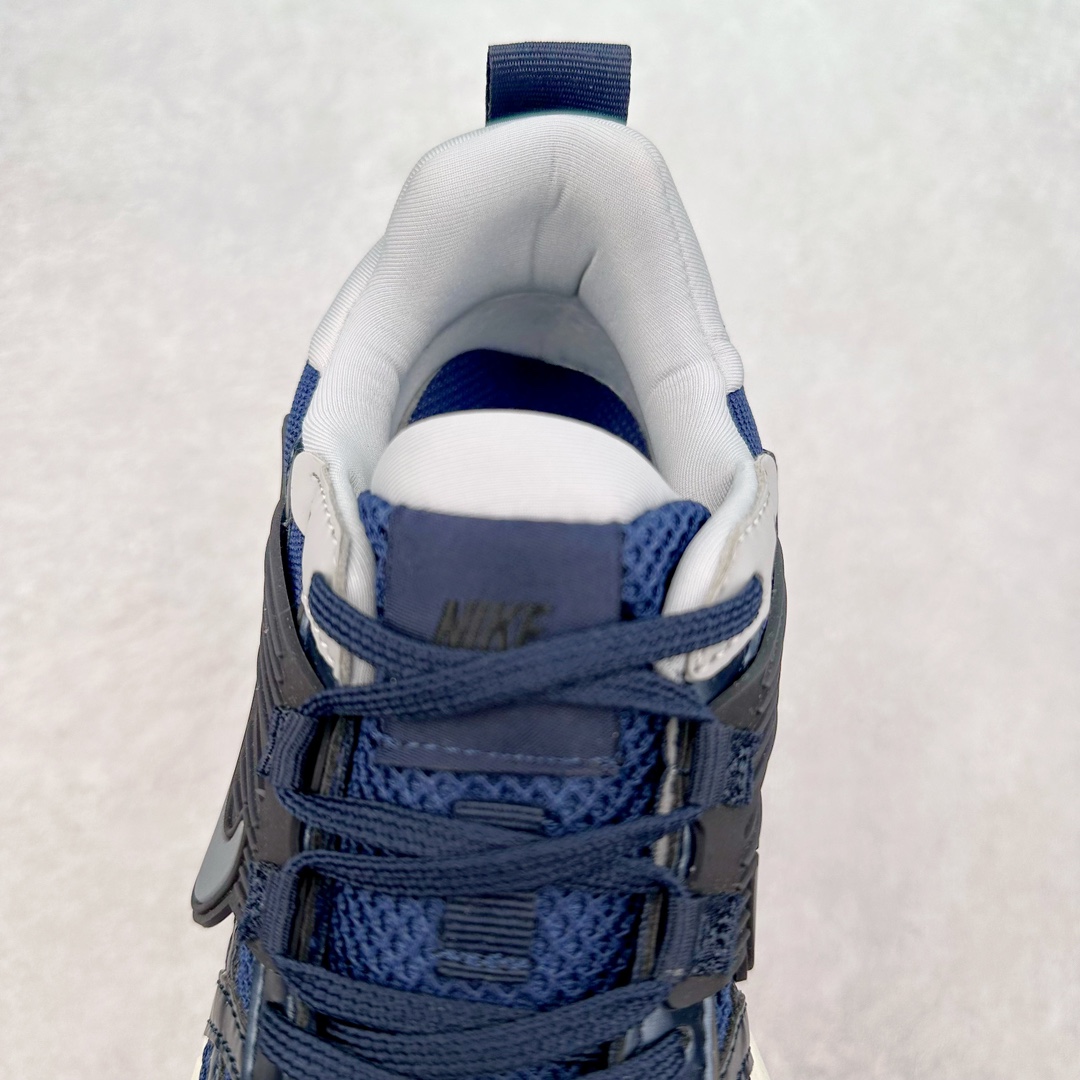 图片[5]-NK V2K Runtekk 减震防滑低帮 复古老爹鞋跑步鞋 HF7746-100 鞋款被命名为 Runtekk 设计上借鉴了 2000 年的跑鞋风格 配色上以金属银为主调 简练又有复古运动气质 材质上使用大面积网眼、皮革、TPU 组成 支撑和透气性肯定不错 中底处由 Cushlon 泡绵打造 保证在压马路时可以提供优秀脚感 并通过一手做旧氧化效果突出复古感 中底造型很容易让大家联想到巴黎世家3XL 增高效果同样不能忽视 尺码：36 36.5 37.5 38 38.5 39 40 40.5 41 42 42.5 43 44 44.5 45-选品中心