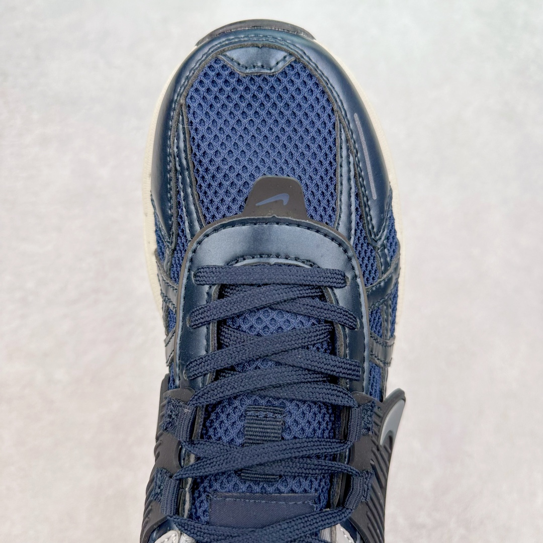 图片[4]-NK V2K Runtekk 减震防滑低帮 复古老爹鞋跑步鞋 HF7746-100 鞋款被命名为 Runtekk 设计上借鉴了 2000 年的跑鞋风格 配色上以金属银为主调 简练又有复古运动气质 材质上使用大面积网眼、皮革、TPU 组成 支撑和透气性肯定不错 中底处由 Cushlon 泡绵打造 保证在压马路时可以提供优秀脚感 并通过一手做旧氧化效果突出复古感 中底造型很容易让大家联想到巴黎世家3XL 增高效果同样不能忽视 尺码：36 36.5 37.5 38 38.5 39 40 40.5 41 42 42.5 43 44 44.5 45-选品中心