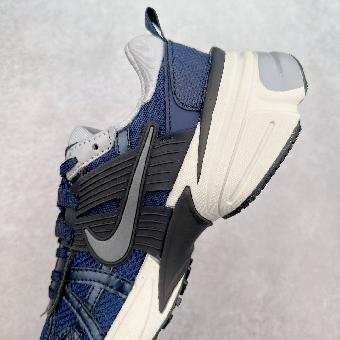 图片[7]-NK V2K Runtekk 减震防滑低帮 复古老爹鞋跑步鞋 HF7746-100 鞋款被命名为 Runtekk 设计上借鉴了 2000 年的跑鞋风格 配色上以金属银为主调 简练又有复古运动气质 材质上使用大面积网眼、皮革、TPU 组成 支撑和透气性肯定不错 中底处由 Cushlon 泡绵打造 保证在压马路时可以提供优秀脚感 并通过一手做旧氧化效果突出复古感 中底造型很容易让大家联想到巴黎世家3XL 增高效果同样不能忽视 尺码：36 36.5 37.5 38 38.5 39 40 40.5 41 42 42.5 43 44 44.5 45-选品中心