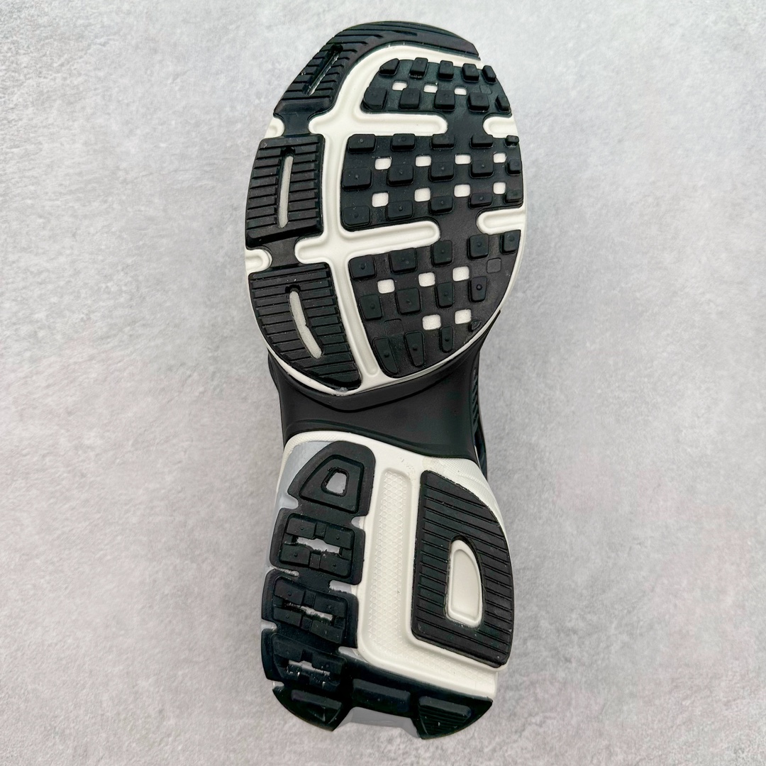 图片[9]-NK V2K Runtekk 减震防滑低帮 复古老爹鞋跑步鞋 HF7746-100 鞋款被命名为 Runtekk 设计上借鉴了 2000 年的跑鞋风格 配色上以金属银为主调 简练又有复古运动气质 材质上使用大面积网眼、皮革、TPU 组成 支撑和透气性肯定不错 中底处由 Cushlon 泡绵打造 保证在压马路时可以提供优秀脚感 并通过一手做旧氧化效果突出复古感 中底造型很容易让大家联想到巴黎世家3XL 增高效果同样不能忽视 尺码：36 36.5 37.5 38 38.5 39 40 40.5 41 42 42.5 43 44 44.5 45-选品中心