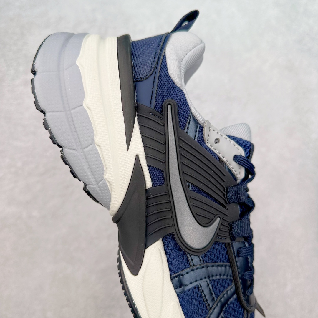 图片[6]-NK V2K Runtekk 减震防滑低帮 复古老爹鞋跑步鞋 HF7746-100 鞋款被命名为 Runtekk 设计上借鉴了 2000 年的跑鞋风格 配色上以金属银为主调 简练又有复古运动气质 材质上使用大面积网眼、皮革、TPU 组成 支撑和透气性肯定不错 中底处由 Cushlon 泡绵打造 保证在压马路时可以提供优秀脚感 并通过一手做旧氧化效果突出复古感 中底造型很容易让大家联想到巴黎世家3XL 增高效果同样不能忽视 尺码：36 36.5 37.5 38 38.5 39 40 40.5 41 42 42.5 43 44 44.5 45-选品中心