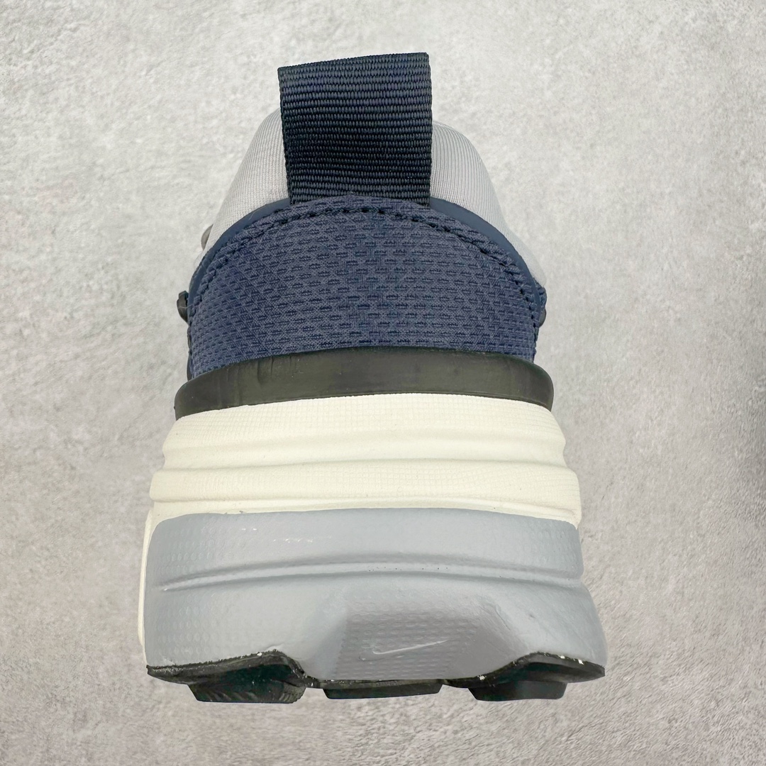 图片[8]-NK V2K Runtekk 减震防滑低帮 复古老爹鞋跑步鞋 HF7746-100 鞋款被命名为 Runtekk 设计上借鉴了 2000 年的跑鞋风格 配色上以金属银为主调 简练又有复古运动气质 材质上使用大面积网眼、皮革、TPU 组成 支撑和透气性肯定不错 中底处由 Cushlon 泡绵打造 保证在压马路时可以提供优秀脚感 并通过一手做旧氧化效果突出复古感 中底造型很容易让大家联想到巴黎世家3XL 增高效果同样不能忽视 尺码：36 36.5 37.5 38 38.5 39 40 40.5 41 42 42.5 43 44 44.5 45-选品中心