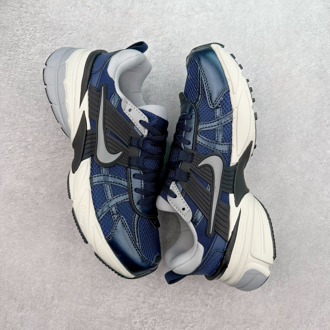 图片[3]-NK V2K Runtekk 减震防滑低帮 复古老爹鞋跑步鞋 HF7746-100 鞋款被命名为 Runtekk 设计上借鉴了 2000 年的跑鞋风格 配色上以金属银为主调 简练又有复古运动气质 材质上使用大面积网眼、皮革、TPU 组成 支撑和透气性肯定不错 中底处由 Cushlon 泡绵打造 保证在压马路时可以提供优秀脚感 并通过一手做旧氧化效果突出复古感 中底造型很容易让大家联想到巴黎世家3XL 增高效果同样不能忽视 尺码：36 36.5 37.5 38 38.5 39 40 40.5 41 42 42.5 43 44 44.5 45-选品中心