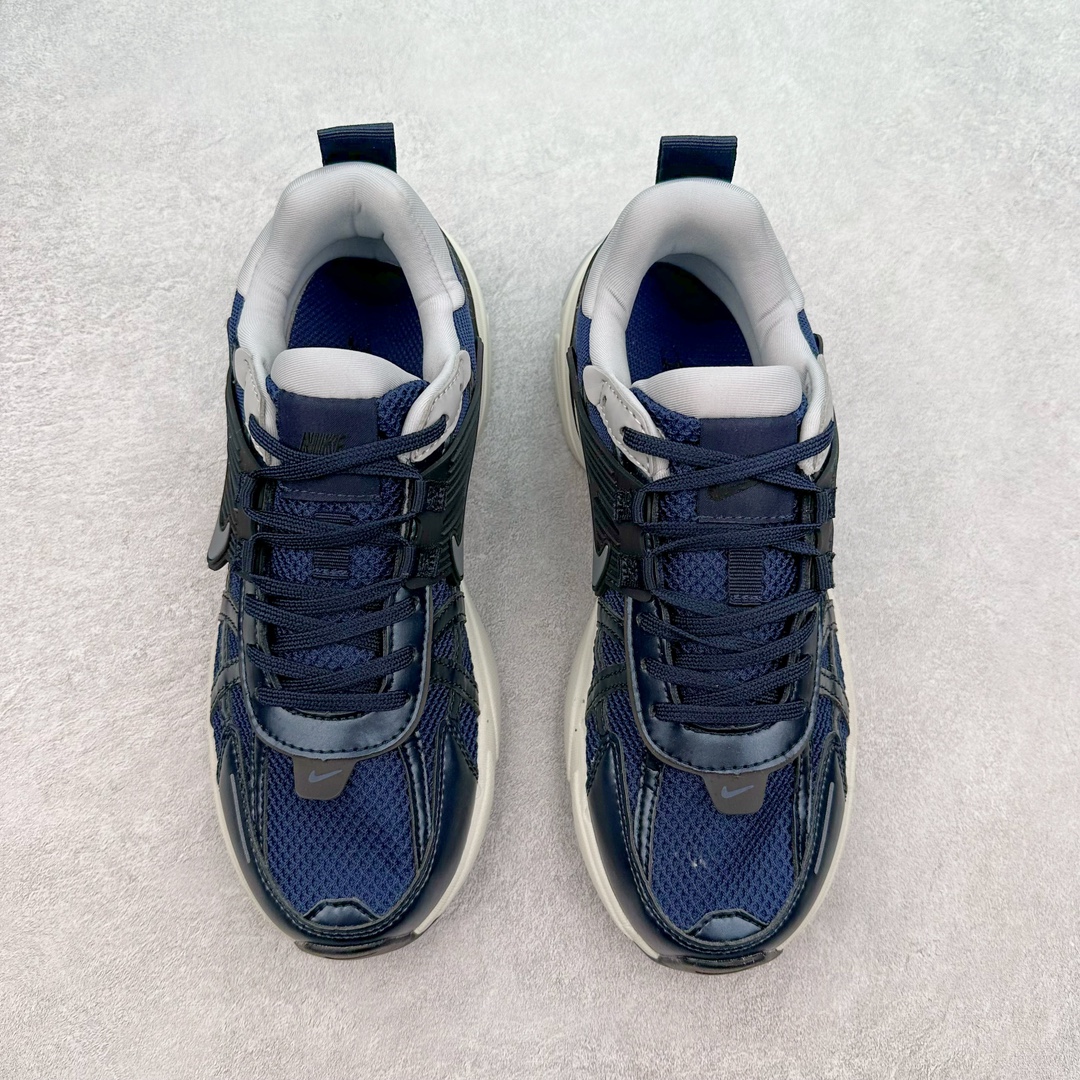 图片[2]-NK V2K Runtekk 减震防滑低帮 复古老爹鞋跑步鞋 HF7746-100 鞋款被命名为 Runtekk 设计上借鉴了 2000 年的跑鞋风格 配色上以金属银为主调 简练又有复古运动气质 材质上使用大面积网眼、皮革、TPU 组成 支撑和透气性肯定不错 中底处由 Cushlon 泡绵打造 保证在压马路时可以提供优秀脚感 并通过一手做旧氧化效果突出复古感 中底造型很容易让大家联想到巴黎世家3XL 增高效果同样不能忽视 尺码：36 36.5 37.5 38 38.5 39 40 40.5 41 42 42.5 43 44 44.5 45-选品中心