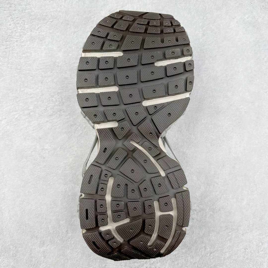 图片[9]-＃纯原 BALENCIAGA 3XL Sneakers 巴黎世家十代网布系带低帮走秀复古老爹鞋 全套原纸板楦头开发 最原汁原味的灵魂版型 全鞋荧光划线卡点 胶水把控整洁度追求极致完美 每一双都是工艺品 多重QC质检 超越公司货的品控标准 实实在在的免检产品 原盒原配 正确字体电绣 粗细、位置、大小正确 侧边TPU 透气孔匹配意产原版 正确分离大底 TPU软底 原版一致大底LOGO 立体感十足 原厂皮料水洗做旧 采购原厂网纱 不含皮革 网布材料和聚氨酯 磨损效果 鞋头边缘和后帮 Balenciaga 徽标 鞋面和后跟凸印尺码 鞋舌 3XL 橡胶品牌标识和反光细节 鞋帮拉袢和鞋舌拉祥 配反光细节 备用鞋带在鞋履前侧 可在穿着前取下 便于不同造型搭配 偏大一码 尺码：35 36 37 38 39 40 41 42 43 44 45 46-选品中心