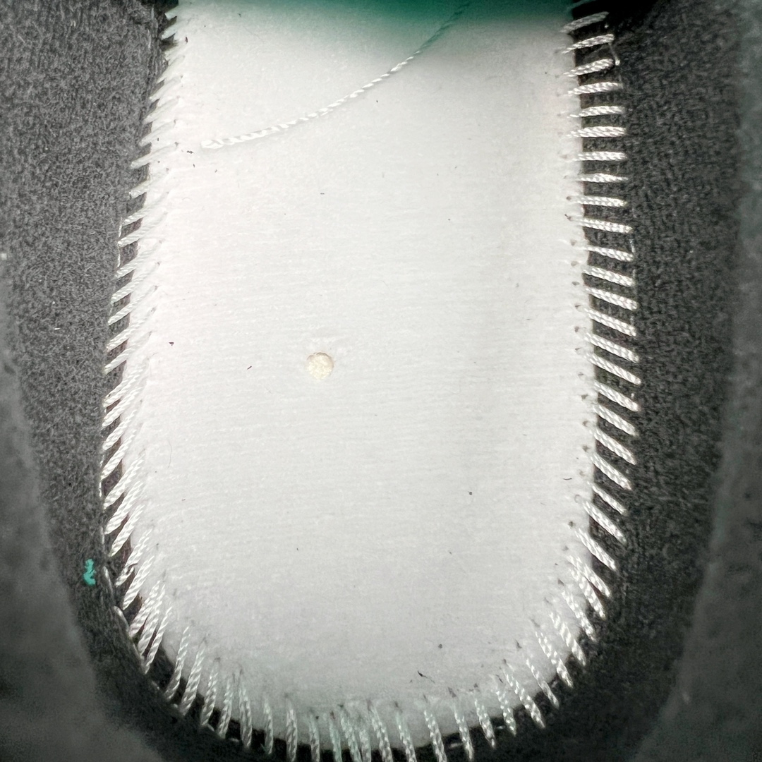 图片[10]-＃KZ纯原 Air Jordan AJ4 RM 重制版低帮复古篮球鞋 黑白 FQ7939-006 亲自操刀耗时半年巨作 全套原纸板楦头开发 确保原汁原味 完美呈现版型 一比一鞋头弧度高度鞋身弧度 原厂TPU 正确内里网布 菱角分明不变形无多余毛边 柔软性质感一致于原鞋 原厂织唛标 原厂飞人电绣工艺 尾指中部跳三针 独家绑鞋带手法 印刷中底布 四线拉帮 米色美纹纸贴合固定 进口港宝加持 后跟自然饱满 全鞋荧光划线卡点 追求极致完美 每一双都是工艺品 多重QC质检 超越公司货的品控标准 实实在在的免检产品 采用了低帮的设计 并保留了众多AJ4的经典元素 鞋身以皮革、麂皮材质拼接打造 AJ4经典的TPU材质延伸至后跟 增强鞋款稳定性 而鞋身侧面的网格设计则被取消 尾部的NIKE AIR标志也得到保留 并同时带有飞人logo 中底部分同样搭载了可视AIR气垫 鞋底采用米白色中底和外底呈现 为整个设计收尾 尺码：36 36.5 37.5 38 38.5 39 40 40.5 41 42 42.5 43 44 44.5 45 46 47.5-选品中心