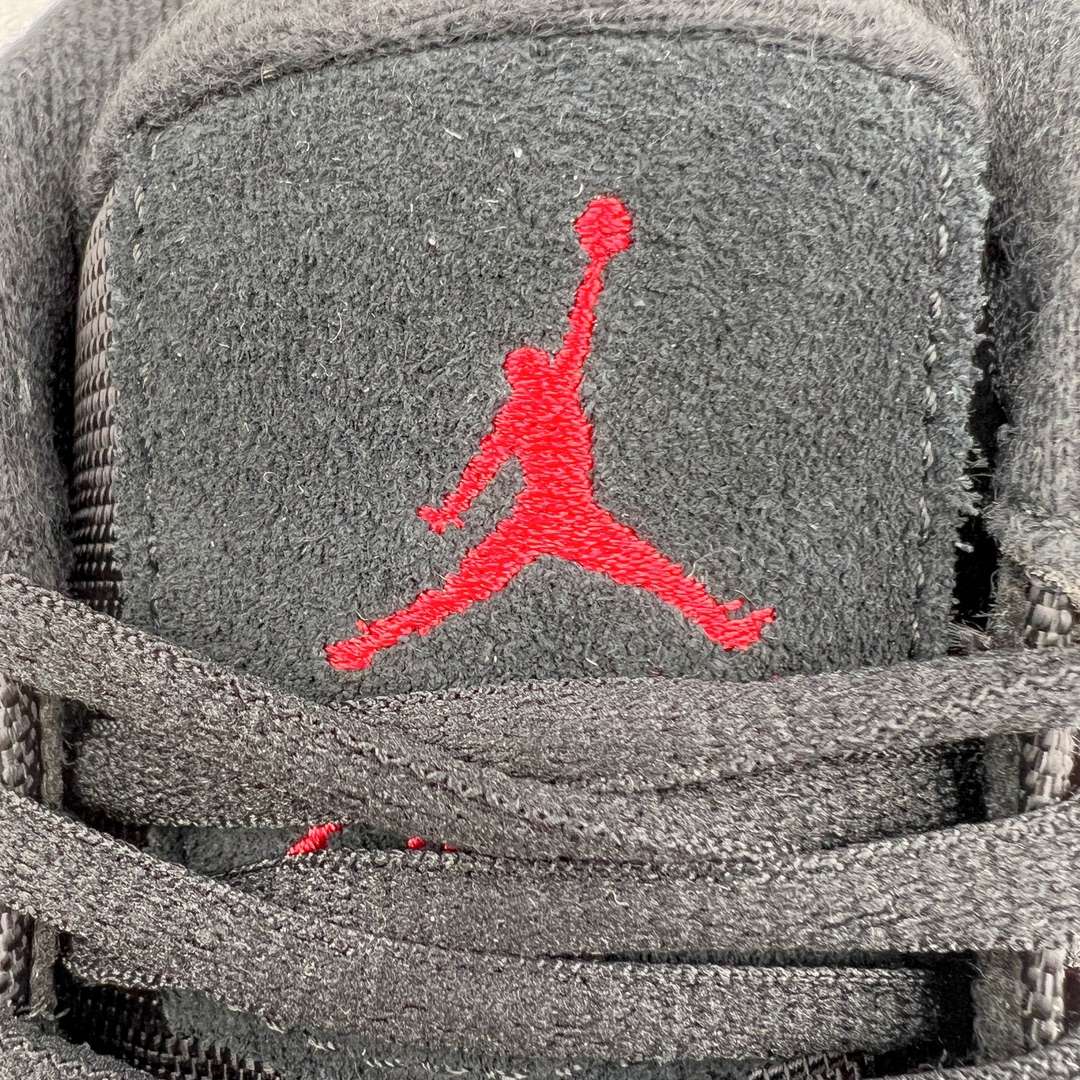 图片[13]-＃KZ纯原 Air Jordan AJ4 RM 重制版低帮复古篮球鞋 黑白 FQ7939-006 亲自操刀耗时半年巨作 全套原纸板楦头开发 确保原汁原味 完美呈现版型 一比一鞋头弧度高度鞋身弧度 原厂TPU 正确内里网布 菱角分明不变形无多余毛边 柔软性质感一致于原鞋 原厂织唛标 原厂飞人电绣工艺 尾指中部跳三针 独家绑鞋带手法 印刷中底布 四线拉帮 米色美纹纸贴合固定 进口港宝加持 后跟自然饱满 全鞋荧光划线卡点 追求极致完美 每一双都是工艺品 多重QC质检 超越公司货的品控标准 实实在在的免检产品 采用了低帮的设计 并保留了众多AJ4的经典元素 鞋身以皮革、麂皮材质拼接打造 AJ4经典的TPU材质延伸至后跟 增强鞋款稳定性 而鞋身侧面的网格设计则被取消 尾部的NIKE AIR标志也得到保留 并同时带有飞人logo 中底部分同样搭载了可视AIR气垫 鞋底采用米白色中底和外底呈现 为整个设计收尾 尺码：36 36.5 37.5 38 38.5 39 40 40.5 41 42 42.5 43 44 44.5 45 46 47.5-选品中心