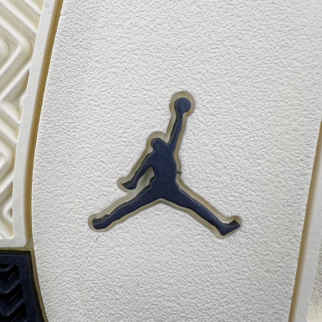 图片[20]-＃KZ纯原 Air Jordan AJ4 RM 重制版低帮复古篮球鞋 黑白 FQ7939-006 亲自操刀耗时半年巨作 全套原纸板楦头开发 确保原汁原味 完美呈现版型 一比一鞋头弧度高度鞋身弧度 原厂TPU 正确内里网布 菱角分明不变形无多余毛边 柔软性质感一致于原鞋 原厂织唛标 原厂飞人电绣工艺 尾指中部跳三针 独家绑鞋带手法 印刷中底布 四线拉帮 米色美纹纸贴合固定 进口港宝加持 后跟自然饱满 全鞋荧光划线卡点 追求极致完美 每一双都是工艺品 多重QC质检 超越公司货的品控标准 实实在在的免检产品 采用了低帮的设计 并保留了众多AJ4的经典元素 鞋身以皮革、麂皮材质拼接打造 AJ4经典的TPU材质延伸至后跟 增强鞋款稳定性 而鞋身侧面的网格设计则被取消 尾部的NIKE AIR标志也得到保留 并同时带有飞人logo 中底部分同样搭载了可视AIR气垫 鞋底采用米白色中底和外底呈现 为整个设计收尾 尺码：36 36.5 37.5 38 38.5 39 40 40.5 41 42 42.5 43 44 44.5 45 46 47.5-选品中心
