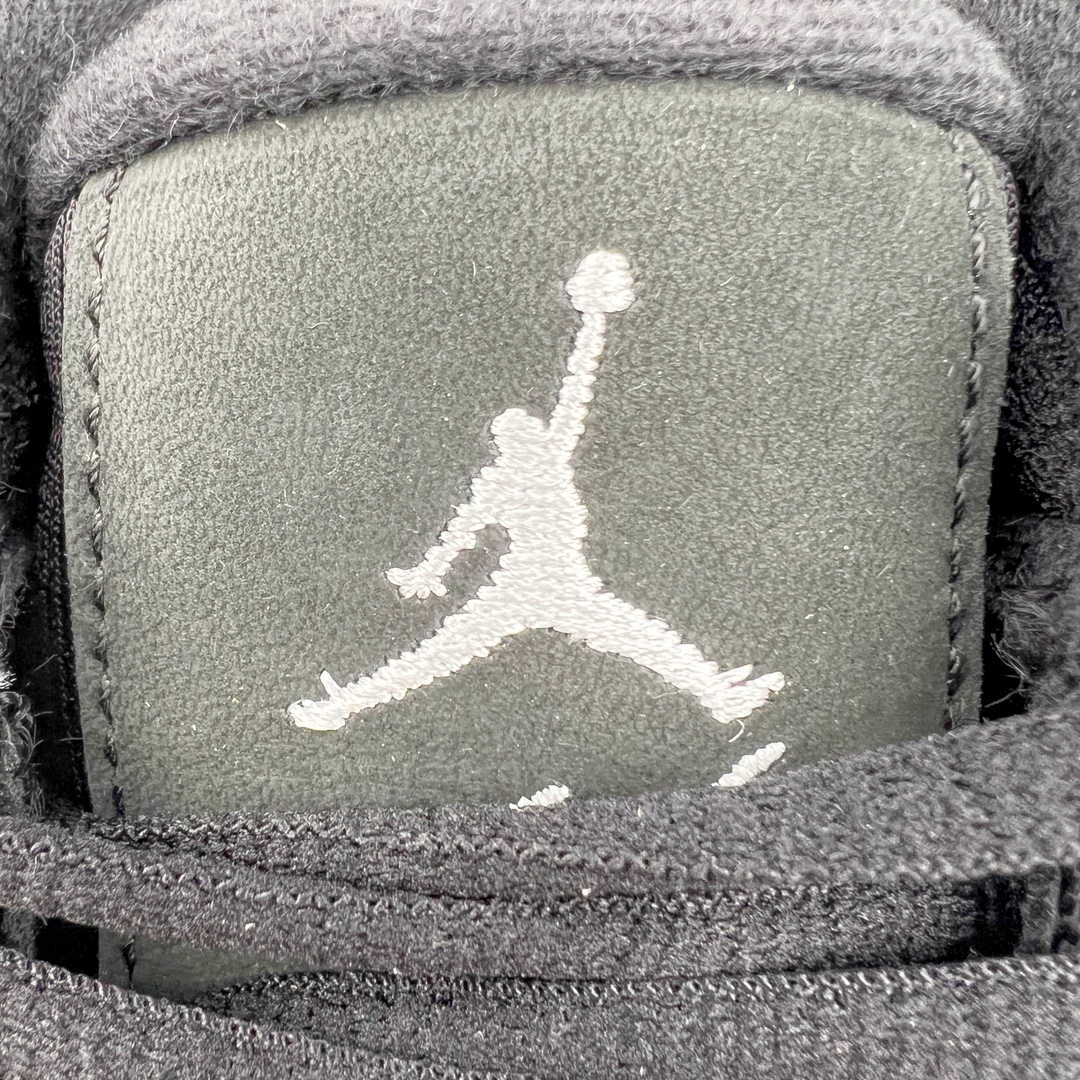 图片[13]-＃KZ纯原 Air Jordan AJ4 RM 重制版低帮复古篮球鞋 全黑黑武士 FQ7939-004 亲自操刀耗时半年巨作 全套原纸板楦头开发 确保原汁原味 完美呈现版型 一比一鞋头弧度高度鞋身弧度 原厂TPU 正确内里网布 菱角分明不变形无多余毛边 柔软性质感一致于原鞋 原厂织唛标 原厂飞人电绣工艺 尾指中部跳三针 独家绑鞋带手法 印刷中底布 四线拉帮 米色美纹纸贴合固定 进口港宝加持 后跟自然饱满 全鞋荧光划线卡点 追求极致完美 每一双都是工艺品 多重QC质检 超越公司货的品控标准 实实在在的免检产品 采用了低帮的设计 并保留了众多AJ4的经典元素 鞋身以皮革、麂皮材质拼接打造 AJ4经典的TPU材质延伸至后跟 增强鞋款稳定性 而鞋身侧面的网格设计则被取消 尾部的NIKE AIR标志也得到保留 并同时带有飞人logo 中底部分同样搭载了可视AIR气垫 鞋底采用米白色中底和外底呈现 为整个设计收尾 尺码：36 36.5 37.5 38 38.5 39 40 40.5 41 42 42.5 43 44 44.5 45 46 47.5-选品中心