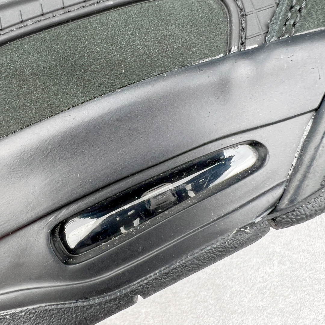 图片[17]-＃KZ纯原 Air Jordan AJ4 RM 重制版低帮复古篮球鞋 全黑黑武士 FQ7939-004 亲自操刀耗时半年巨作 全套原纸板楦头开发 确保原汁原味 完美呈现版型 一比一鞋头弧度高度鞋身弧度 原厂TPU 正确内里网布 菱角分明不变形无多余毛边 柔软性质感一致于原鞋 原厂织唛标 原厂飞人电绣工艺 尾指中部跳三针 独家绑鞋带手法 印刷中底布 四线拉帮 米色美纹纸贴合固定 进口港宝加持 后跟自然饱满 全鞋荧光划线卡点 追求极致完美 每一双都是工艺品 多重QC质检 超越公司货的品控标准 实实在在的免检产品 采用了低帮的设计 并保留了众多AJ4的经典元素 鞋身以皮革、麂皮材质拼接打造 AJ4经典的TPU材质延伸至后跟 增强鞋款稳定性 而鞋身侧面的网格设计则被取消 尾部的NIKE AIR标志也得到保留 并同时带有飞人logo 中底部分同样搭载了可视AIR气垫 鞋底采用米白色中底和外底呈现 为整个设计收尾 尺码：36 36.5 37.5 38 38.5 39 40 40.5 41 42 42.5 43 44 44.5 45 46 47.5-选品中心