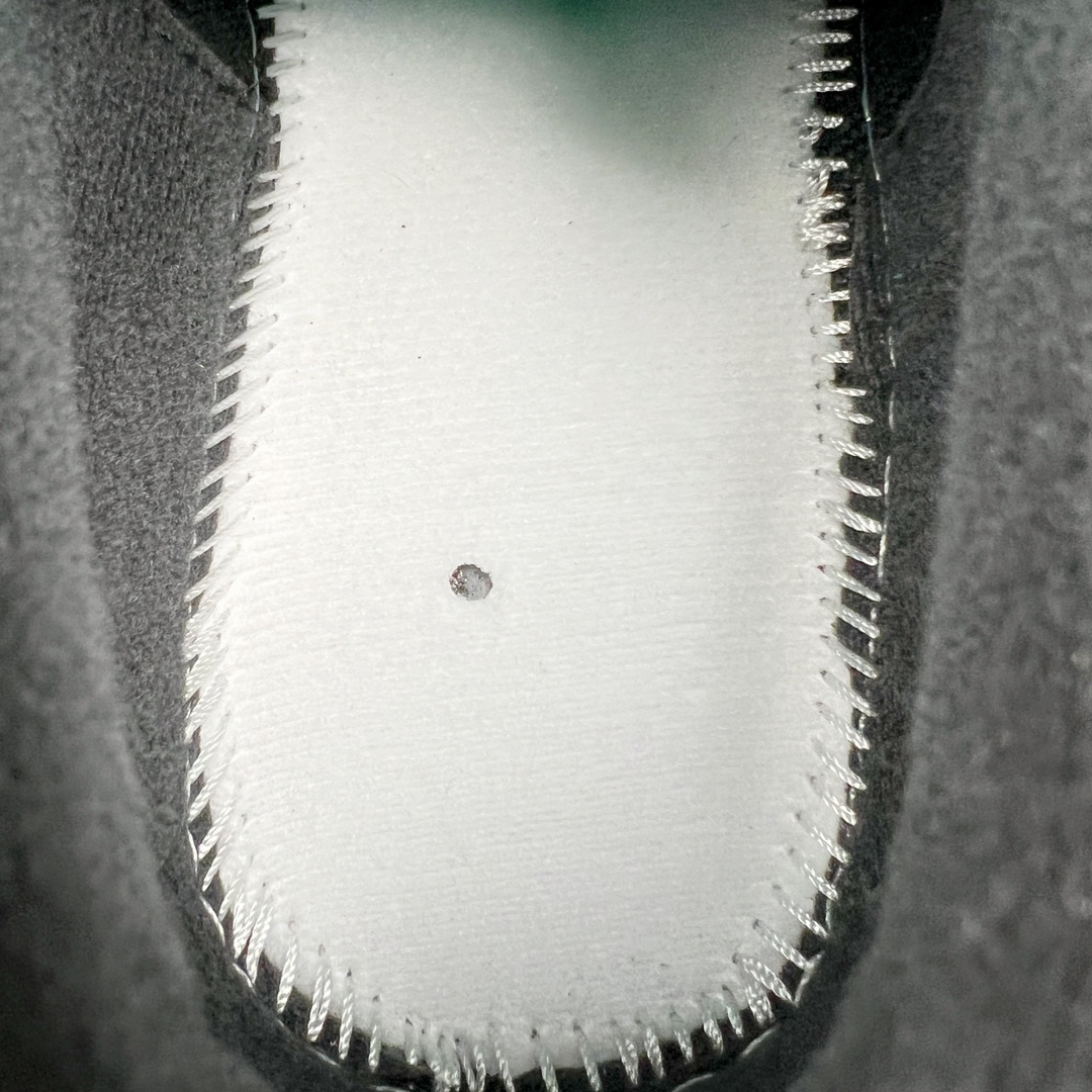 图片[10]-＃KZ纯原 Air Jordan AJ4 RM 重制版低帮复古篮球鞋 全黑黑武士 FQ7939-004 亲自操刀耗时半年巨作 全套原纸板楦头开发 确保原汁原味 完美呈现版型 一比一鞋头弧度高度鞋身弧度 原厂TPU 正确内里网布 菱角分明不变形无多余毛边 柔软性质感一致于原鞋 原厂织唛标 原厂飞人电绣工艺 尾指中部跳三针 独家绑鞋带手法 印刷中底布 四线拉帮 米色美纹纸贴合固定 进口港宝加持 后跟自然饱满 全鞋荧光划线卡点 追求极致完美 每一双都是工艺品 多重QC质检 超越公司货的品控标准 实实在在的免检产品 采用了低帮的设计 并保留了众多AJ4的经典元素 鞋身以皮革、麂皮材质拼接打造 AJ4经典的TPU材质延伸至后跟 增强鞋款稳定性 而鞋身侧面的网格设计则被取消 尾部的NIKE AIR标志也得到保留 并同时带有飞人logo 中底部分同样搭载了可视AIR气垫 鞋底采用米白色中底和外底呈现 为整个设计收尾 尺码：36 36.5 37.5 38 38.5 39 40 40.5 41 42 42.5 43 44 44.5 45 46 47.5-选品中心