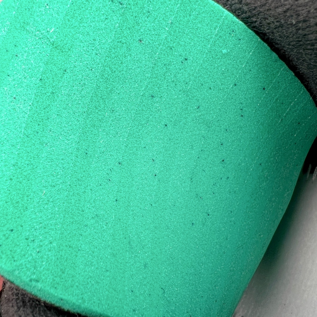 图片[11]-＃KZ纯原 Air Jordan AJ4 RM 重制版低帮复古篮球鞋 全黑黑武士 FQ7939-004 亲自操刀耗时半年巨作 全套原纸板楦头开发 确保原汁原味 完美呈现版型 一比一鞋头弧度高度鞋身弧度 原厂TPU 正确内里网布 菱角分明不变形无多余毛边 柔软性质感一致于原鞋 原厂织唛标 原厂飞人电绣工艺 尾指中部跳三针 独家绑鞋带手法 印刷中底布 四线拉帮 米色美纹纸贴合固定 进口港宝加持 后跟自然饱满 全鞋荧光划线卡点 追求极致完美 每一双都是工艺品 多重QC质检 超越公司货的品控标准 实实在在的免检产品 采用了低帮的设计 并保留了众多AJ4的经典元素 鞋身以皮革、麂皮材质拼接打造 AJ4经典的TPU材质延伸至后跟 增强鞋款稳定性 而鞋身侧面的网格设计则被取消 尾部的NIKE AIR标志也得到保留 并同时带有飞人logo 中底部分同样搭载了可视AIR气垫 鞋底采用米白色中底和外底呈现 为整个设计收尾 尺码：36 36.5 37.5 38 38.5 39 40 40.5 41 42 42.5 43 44 44.5 45 46 47.5-选品中心