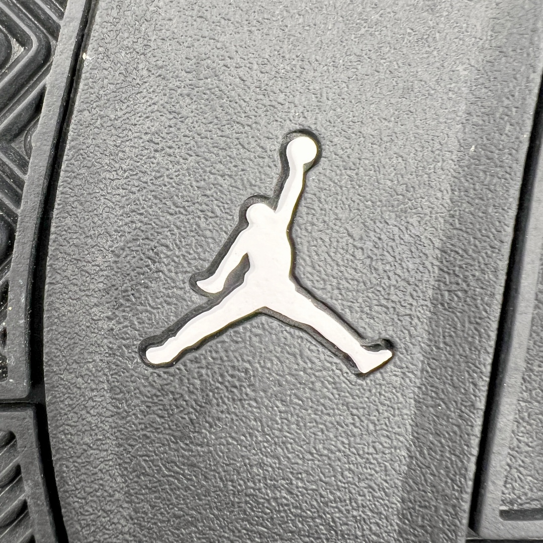 图片[20]-＃KZ纯原 Air Jordan AJ4 RM 重制版低帮复古篮球鞋 全黑黑武士 FQ7939-004 亲自操刀耗时半年巨作 全套原纸板楦头开发 确保原汁原味 完美呈现版型 一比一鞋头弧度高度鞋身弧度 原厂TPU 正确内里网布 菱角分明不变形无多余毛边 柔软性质感一致于原鞋 原厂织唛标 原厂飞人电绣工艺 尾指中部跳三针 独家绑鞋带手法 印刷中底布 四线拉帮 米色美纹纸贴合固定 进口港宝加持 后跟自然饱满 全鞋荧光划线卡点 追求极致完美 每一双都是工艺品 多重QC质检 超越公司货的品控标准 实实在在的免检产品 采用了低帮的设计 并保留了众多AJ4的经典元素 鞋身以皮革、麂皮材质拼接打造 AJ4经典的TPU材质延伸至后跟 增强鞋款稳定性 而鞋身侧面的网格设计则被取消 尾部的NIKE AIR标志也得到保留 并同时带有飞人logo 中底部分同样搭载了可视AIR气垫 鞋底采用米白色中底和外底呈现 为整个设计收尾 尺码：36 36.5 37.5 38 38.5 39 40 40.5 41 42 42.5 43 44 44.5 45 46 47.5-选品中心