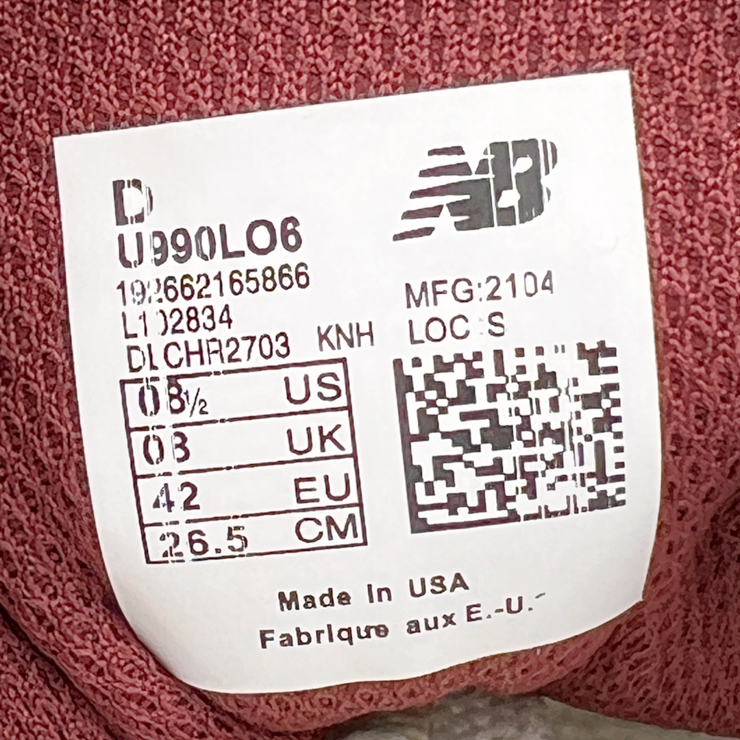 图片[11]-＃K版纯原 Loro Piana x New Balance 新百伦NB990V6 第六代总统复古慢跑鞋 联名灰酒红 U990LO6 这是一双极具现代感设计的复古跑鞋 990v6 鞋面大部分面积依旧采用麂皮和织物材质覆盖 从各种细节上看也还是有点 990v5 的影子 但相比 990v5 990v6 鞋面各种材质的拼接会更加复杂 这次 990v6 最大的改变相信大家应该也发现了 就是看上去貌似比 990v4 和 990v5 两代鞋款加起来还要厚的鞋底 其实这是 New Balance 首次采用的三重缓震组合鞋底 除了之前就有的 ABZORB 缓震科技和 ENCAP 中底 这次新加入了 FuelCell 缓震科技 看来舒适度和增高度 都要更上一层楼呀 990v6 的侧标 Logo 设计少见地没有印在绒面皮革上 而是置于网眼面料以及横跨鞋身的皮革织带之上 同时鞋舌上的标签设计并没有延用此前 990v4 和 990v5 采用的样式设计 而是采用了一种新的类似于三角徽章的设计 所以对于鞋款上的更新变化 既有延续经典的设计 也有创新性的改变 尺码：36 37 37.5 38 38.5 39 40 40.5 41.5 42 42.5 43 44 44.5 45-选品中心