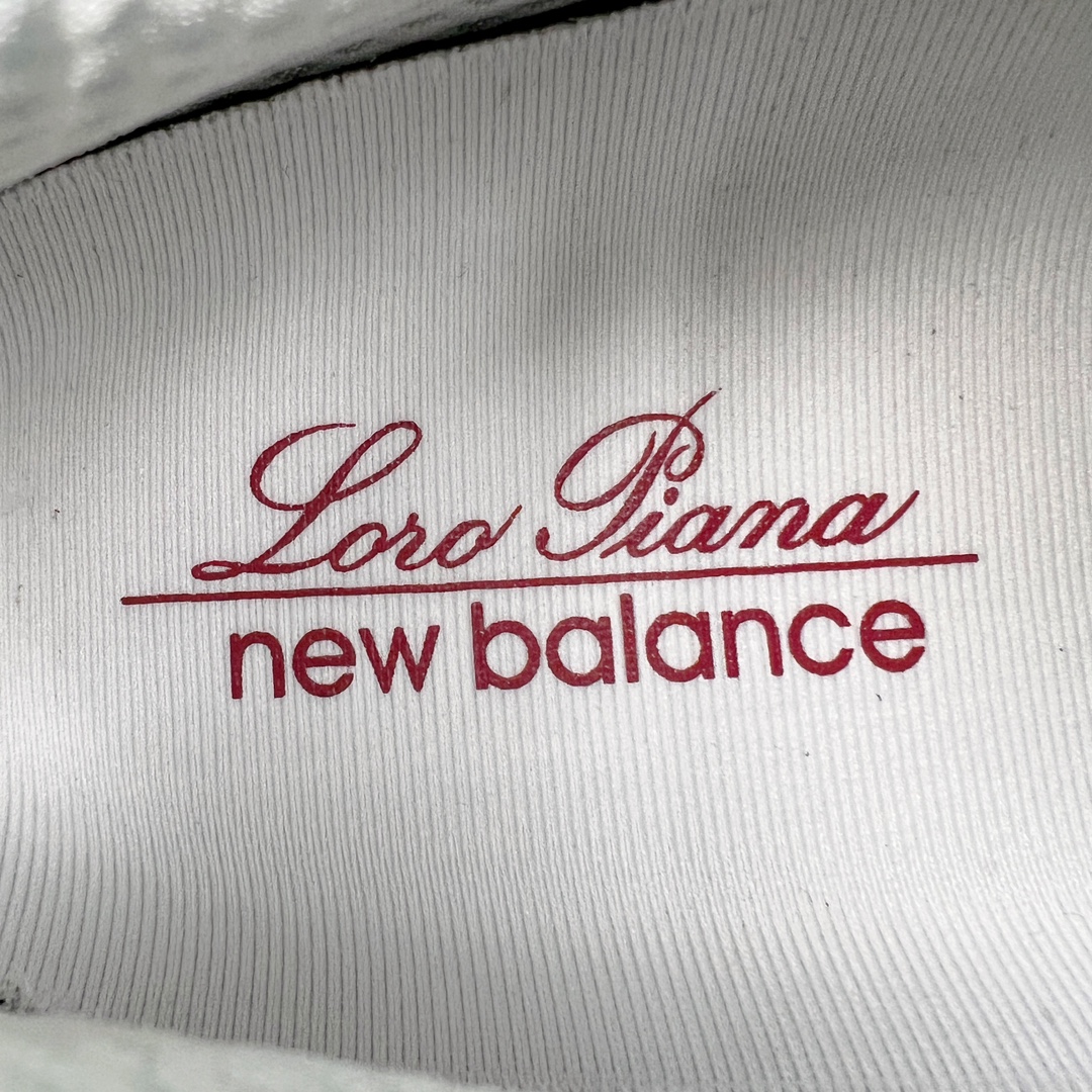 图片[12]-＃K版纯原 Loro Piana x New Balance 新百伦NB990V6 第六代总统复古慢跑鞋 联名灰酒红 U990LO6 这是一双极具现代感设计的复古跑鞋 990v6 鞋面大部分面积依旧采用麂皮和织物材质覆盖 从各种细节上看也还是有点 990v5 的影子 但相比 990v5 990v6 鞋面各种材质的拼接会更加复杂 这次 990v6 最大的改变相信大家应该也发现了 就是看上去貌似比 990v4 和 990v5 两代鞋款加起来还要厚的鞋底 其实这是 New Balance 首次采用的三重缓震组合鞋底 除了之前就有的 ABZORB 缓震科技和 ENCAP 中底 这次新加入了 FuelCell 缓震科技 看来舒适度和增高度 都要更上一层楼呀 990v6 的侧标 Logo 设计少见地没有印在绒面皮革上 而是置于网眼面料以及横跨鞋身的皮革织带之上 同时鞋舌上的标签设计并没有延用此前 990v4 和 990v5 采用的样式设计 而是采用了一种新的类似于三角徽章的设计 所以对于鞋款上的更新变化 既有延续经典的设计 也有创新性的改变 尺码：36 37 37.5 38 38.5 39 40 40.5 41.5 42 42.5 43 44 44.5 45-选品中心