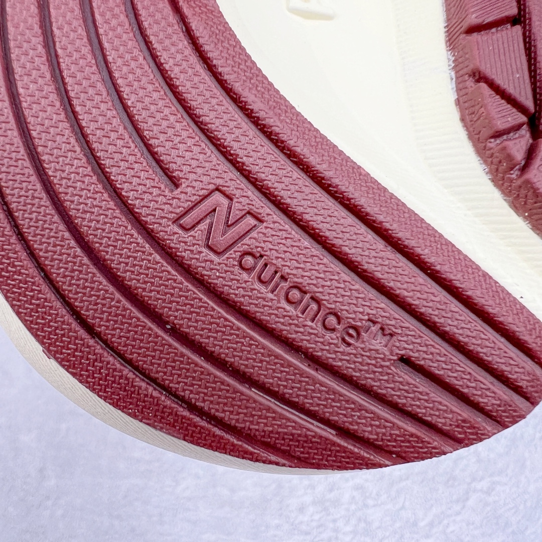 图片[17]-＃K版纯原 Loro Piana x New Balance 新百伦NB990V6 第六代总统复古慢跑鞋 联名灰酒红 U990LO6 这是一双极具现代感设计的复古跑鞋 990v6 鞋面大部分面积依旧采用麂皮和织物材质覆盖 从各种细节上看也还是有点 990v5 的影子 但相比 990v5 990v6 鞋面各种材质的拼接会更加复杂 这次 990v6 最大的改变相信大家应该也发现了 就是看上去貌似比 990v4 和 990v5 两代鞋款加起来还要厚的鞋底 其实这是 New Balance 首次采用的三重缓震组合鞋底 除了之前就有的 ABZORB 缓震科技和 ENCAP 中底 这次新加入了 FuelCell 缓震科技 看来舒适度和增高度 都要更上一层楼呀 990v6 的侧标 Logo 设计少见地没有印在绒面皮革上 而是置于网眼面料以及横跨鞋身的皮革织带之上 同时鞋舌上的标签设计并没有延用此前 990v4 和 990v5 采用的样式设计 而是采用了一种新的类似于三角徽章的设计 所以对于鞋款上的更新变化 既有延续经典的设计 也有创新性的改变 尺码：36 37 37.5 38 38.5 39 40 40.5 41.5 42 42.5 43 44 44.5 45-选品中心