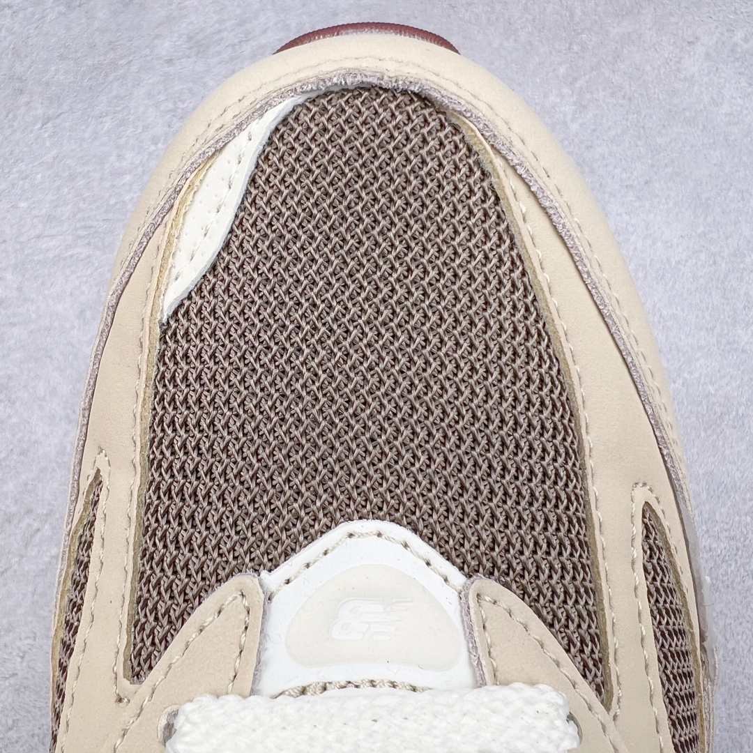 图片[15]-＃K版纯原 Loro Piana x New Balance 新百伦NB990V6 第六代总统复古慢跑鞋 联名灰酒红 U990LO6 这是一双极具现代感设计的复古跑鞋 990v6 鞋面大部分面积依旧采用麂皮和织物材质覆盖 从各种细节上看也还是有点 990v5 的影子 但相比 990v5 990v6 鞋面各种材质的拼接会更加复杂 这次 990v6 最大的改变相信大家应该也发现了 就是看上去貌似比 990v4 和 990v5 两代鞋款加起来还要厚的鞋底 其实这是 New Balance 首次采用的三重缓震组合鞋底 除了之前就有的 ABZORB 缓震科技和 ENCAP 中底 这次新加入了 FuelCell 缓震科技 看来舒适度和增高度 都要更上一层楼呀 990v6 的侧标 Logo 设计少见地没有印在绒面皮革上 而是置于网眼面料以及横跨鞋身的皮革织带之上 同时鞋舌上的标签设计并没有延用此前 990v4 和 990v5 采用的样式设计 而是采用了一种新的类似于三角徽章的设计 所以对于鞋款上的更新变化 既有延续经典的设计 也有创新性的改变 尺码：36 37 37.5 38 38.5 39 40 40.5 41.5 42 42.5 43 44 44.5 45-选品中心