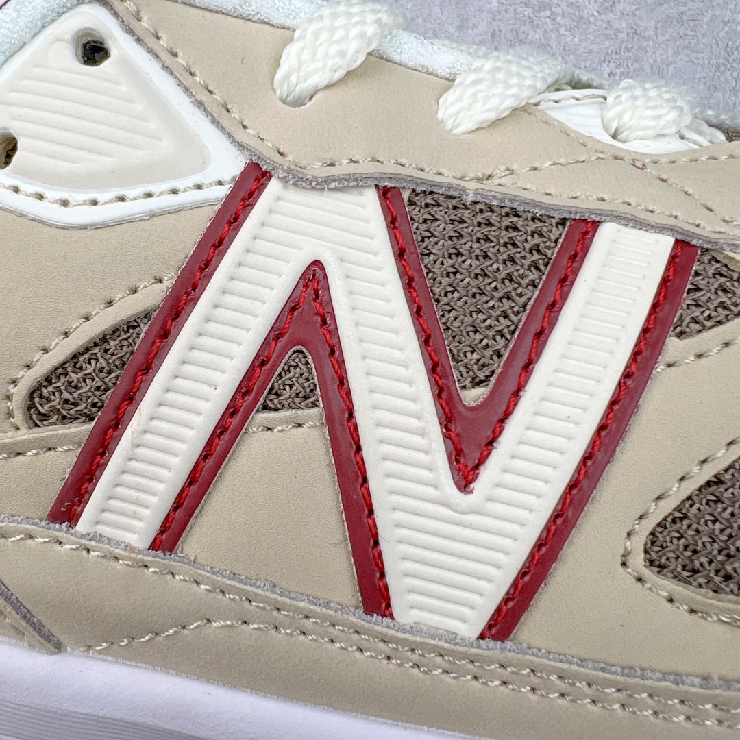 图片[16]-＃K版纯原 Loro Piana x New Balance 新百伦NB990V6 第六代总统复古慢跑鞋 联名灰酒红 U990LO6 这是一双极具现代感设计的复古跑鞋 990v6 鞋面大部分面积依旧采用麂皮和织物材质覆盖 从各种细节上看也还是有点 990v5 的影子 但相比 990v5 990v6 鞋面各种材质的拼接会更加复杂 这次 990v6 最大的改变相信大家应该也发现了 就是看上去貌似比 990v4 和 990v5 两代鞋款加起来还要厚的鞋底 其实这是 New Balance 首次采用的三重缓震组合鞋底 除了之前就有的 ABZORB 缓震科技和 ENCAP 中底 这次新加入了 FuelCell 缓震科技 看来舒适度和增高度 都要更上一层楼呀 990v6 的侧标 Logo 设计少见地没有印在绒面皮革上 而是置于网眼面料以及横跨鞋身的皮革织带之上 同时鞋舌上的标签设计并没有延用此前 990v4 和 990v5 采用的样式设计 而是采用了一种新的类似于三角徽章的设计 所以对于鞋款上的更新变化 既有延续经典的设计 也有创新性的改变 尺码：36 37 37.5 38 38.5 39 40 40.5 41.5 42 42.5 43 44 44.5 45-选品中心