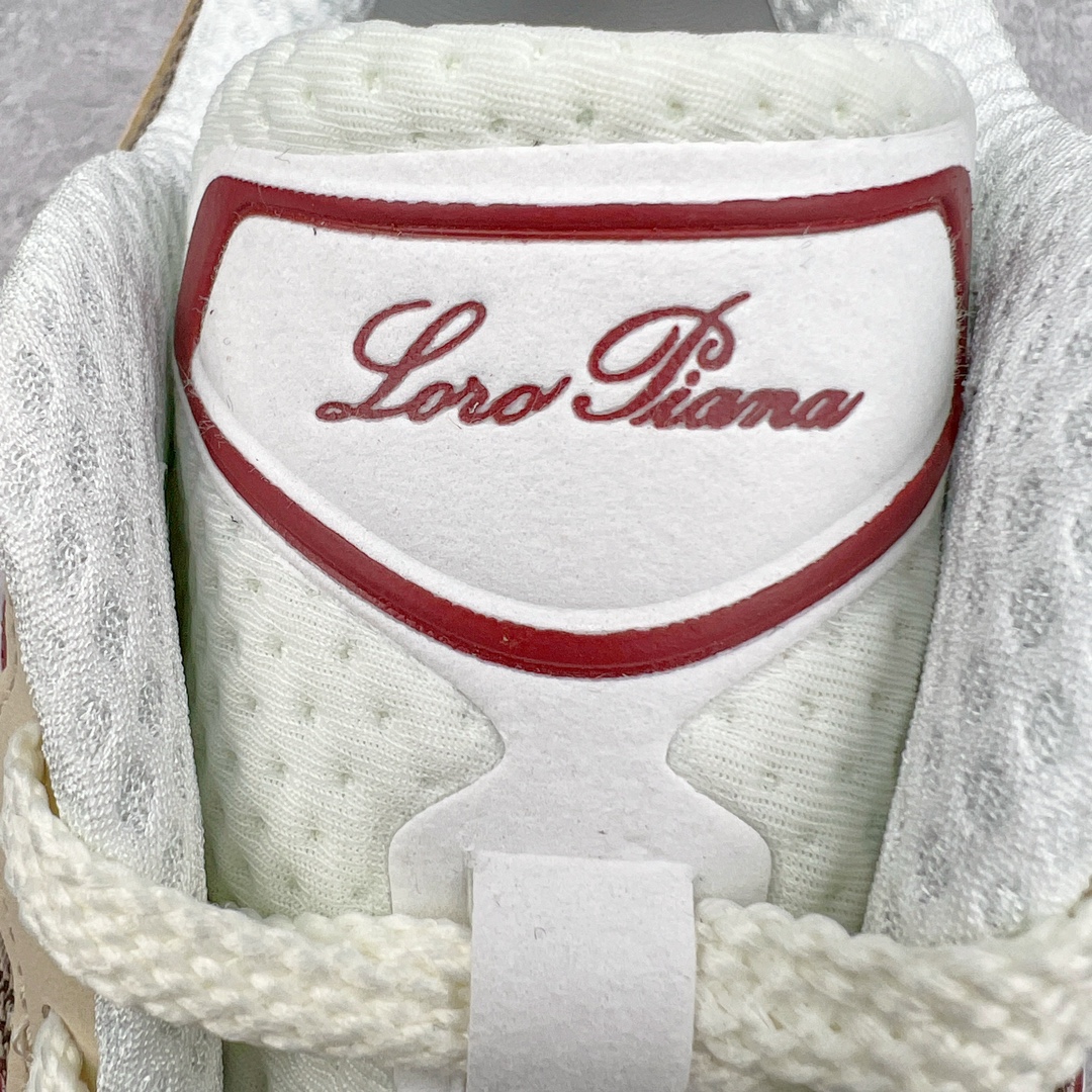 图片[13]-＃K版纯原 Loro Piana x New Balance 新百伦NB990V6 第六代总统复古慢跑鞋 联名灰酒红 U990LO6 这是一双极具现代感设计的复古跑鞋 990v6 鞋面大部分面积依旧采用麂皮和织物材质覆盖 从各种细节上看也还是有点 990v5 的影子 但相比 990v5 990v6 鞋面各种材质的拼接会更加复杂 这次 990v6 最大的改变相信大家应该也发现了 就是看上去貌似比 990v4 和 990v5 两代鞋款加起来还要厚的鞋底 其实这是 New Balance 首次采用的三重缓震组合鞋底 除了之前就有的 ABZORB 缓震科技和 ENCAP 中底 这次新加入了 FuelCell 缓震科技 看来舒适度和增高度 都要更上一层楼呀 990v6 的侧标 Logo 设计少见地没有印在绒面皮革上 而是置于网眼面料以及横跨鞋身的皮革织带之上 同时鞋舌上的标签设计并没有延用此前 990v4 和 990v5 采用的样式设计 而是采用了一种新的类似于三角徽章的设计 所以对于鞋款上的更新变化 既有延续经典的设计 也有创新性的改变 尺码：36 37 37.5 38 38.5 39 40 40.5 41.5 42 42.5 43 44 44.5 45-选品中心