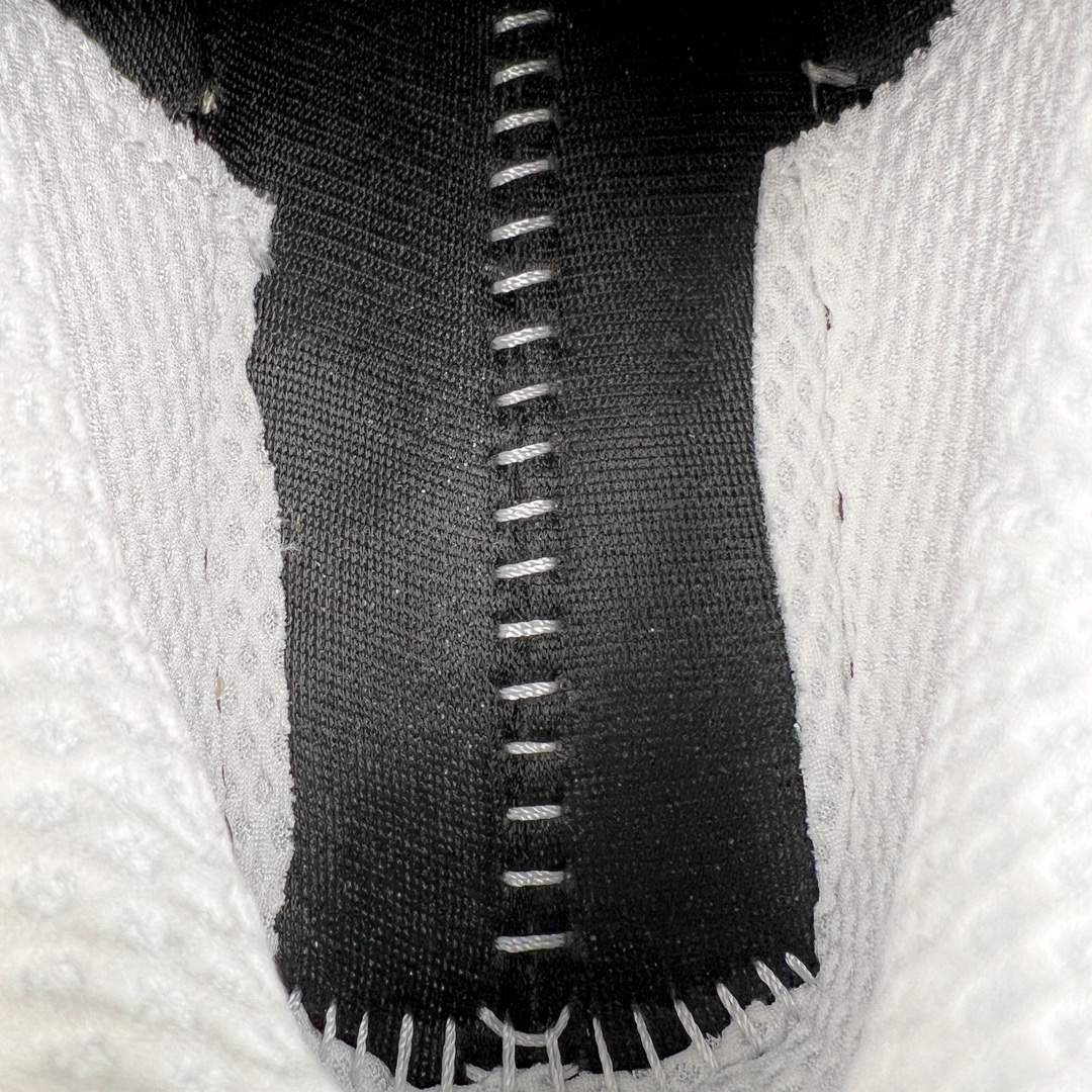 图片[10]-＃K版纯原 Loro Piana x New Balance 新百伦NB990V6 第六代总统复古慢跑鞋 联名灰酒红 U990LO6 这是一双极具现代感设计的复古跑鞋 990v6 鞋面大部分面积依旧采用麂皮和织物材质覆盖 从各种细节上看也还是有点 990v5 的影子 但相比 990v5 990v6 鞋面各种材质的拼接会更加复杂 这次 990v6 最大的改变相信大家应该也发现了 就是看上去貌似比 990v4 和 990v5 两代鞋款加起来还要厚的鞋底 其实这是 New Balance 首次采用的三重缓震组合鞋底 除了之前就有的 ABZORB 缓震科技和 ENCAP 中底 这次新加入了 FuelCell 缓震科技 看来舒适度和增高度 都要更上一层楼呀 990v6 的侧标 Logo 设计少见地没有印在绒面皮革上 而是置于网眼面料以及横跨鞋身的皮革织带之上 同时鞋舌上的标签设计并没有延用此前 990v4 和 990v5 采用的样式设计 而是采用了一种新的类似于三角徽章的设计 所以对于鞋款上的更新变化 既有延续经典的设计 也有创新性的改变 尺码：36 37 37.5 38 38.5 39 40 40.5 41.5 42 42.5 43 44 44.5 45-选品中心