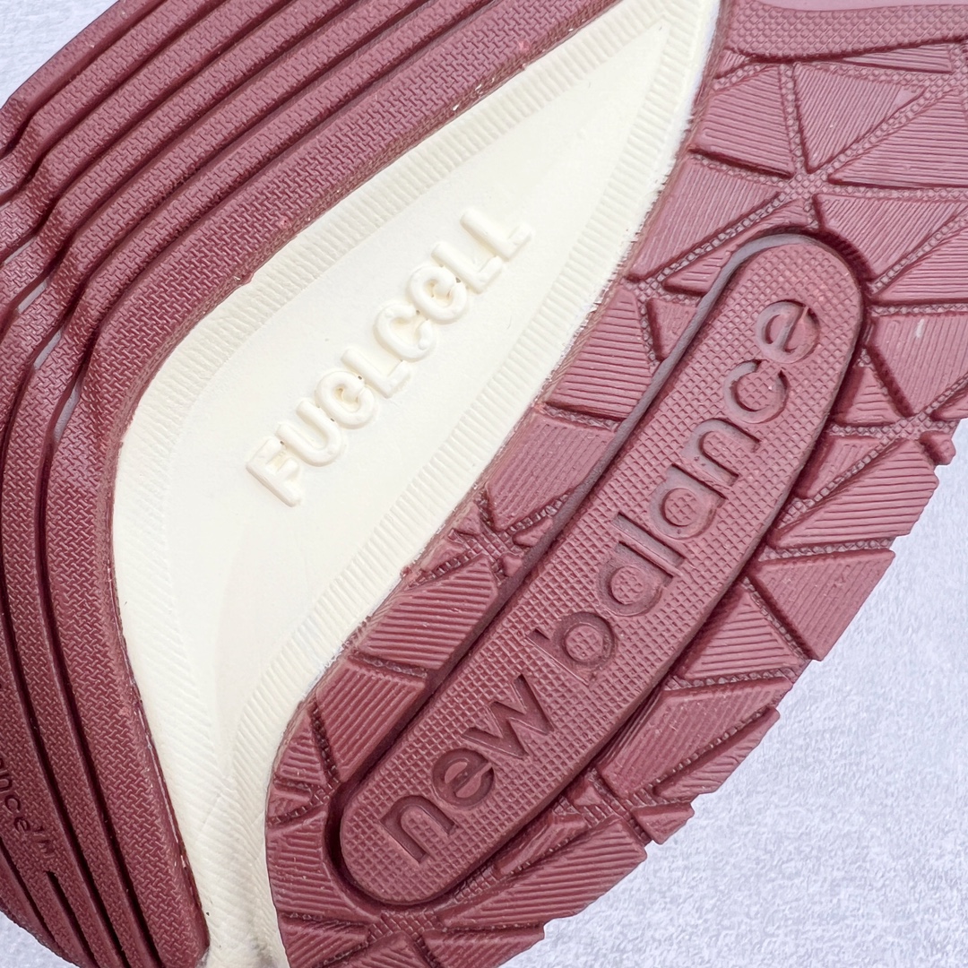 图片[18]-＃K版纯原 Loro Piana x New Balance 新百伦NB990V6 第六代总统复古慢跑鞋 联名灰酒红 U990LO6 这是一双极具现代感设计的复古跑鞋 990v6 鞋面大部分面积依旧采用麂皮和织物材质覆盖 从各种细节上看也还是有点 990v5 的影子 但相比 990v5 990v6 鞋面各种材质的拼接会更加复杂 这次 990v6 最大的改变相信大家应该也发现了 就是看上去貌似比 990v4 和 990v5 两代鞋款加起来还要厚的鞋底 其实这是 New Balance 首次采用的三重缓震组合鞋底 除了之前就有的 ABZORB 缓震科技和 ENCAP 中底 这次新加入了 FuelCell 缓震科技 看来舒适度和增高度 都要更上一层楼呀 990v6 的侧标 Logo 设计少见地没有印在绒面皮革上 而是置于网眼面料以及横跨鞋身的皮革织带之上 同时鞋舌上的标签设计并没有延用此前 990v4 和 990v5 采用的样式设计 而是采用了一种新的类似于三角徽章的设计 所以对于鞋款上的更新变化 既有延续经典的设计 也有创新性的改变 尺码：36 37 37.5 38 38.5 39 40 40.5 41.5 42 42.5 43 44 44.5 45-选品中心