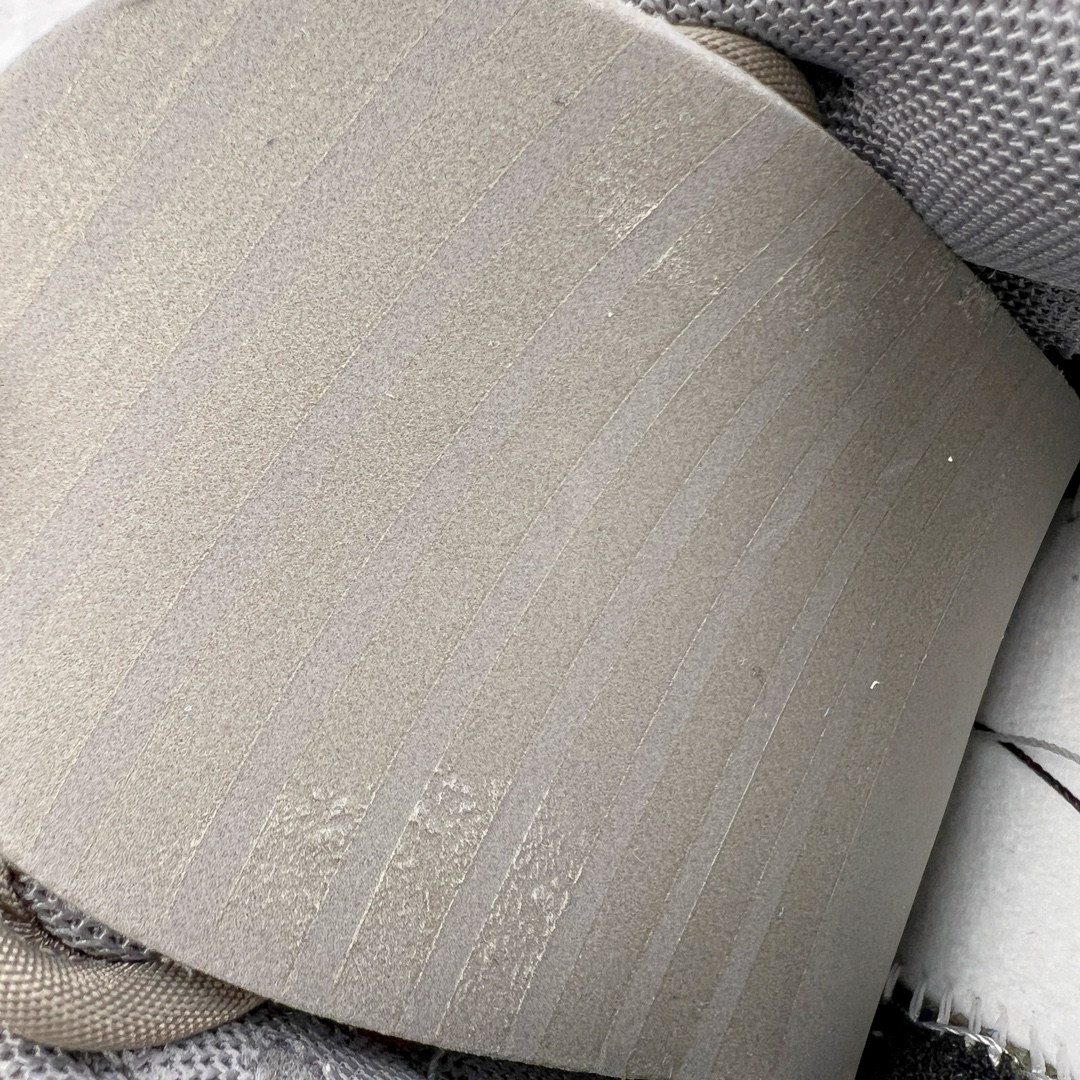 图片[13]-＃YC纯原特价 NK Dunk Low NO.205 黑神话悟空 祥云龙纹 游戏主题 解构复古减震耐磨轻便低帮板鞋 男女同款 米蓝黑 FB8895-601 灵感来源以黑神话悟空为主题 蓝黑金的配色搭配 加上金色勾子解构设计 祥云和龙纹图案 简约又百搭 要说最近最为热议的网络话题 非「黑神话：悟空」莫属了 这个里程碑式的国产3A游戏大作 已经完全出圈 而「黑神话：悟空」主题的球鞋 也悄悄然的浮出水面 一直热衷于球鞋概念画创作的创意艺术家 @nobrainer.psd 将他对于「黑神话：悟空」的理解 以球鞋为载体进行了诠释 他选用了游戏中的主角造型为主题 基于NK SB DunkLow 鞋型进行创作 不仅选取了服装色调营造游戏氛围 金色的Swoosh 加上祥云、龙纹的装饰 还真颇有一番滋味 尺码：35.5 36 36.5 37.5 38 38.5 39 40 40.5 41 42 42.5 43 44 44.5 45 46 47.5-选品中心