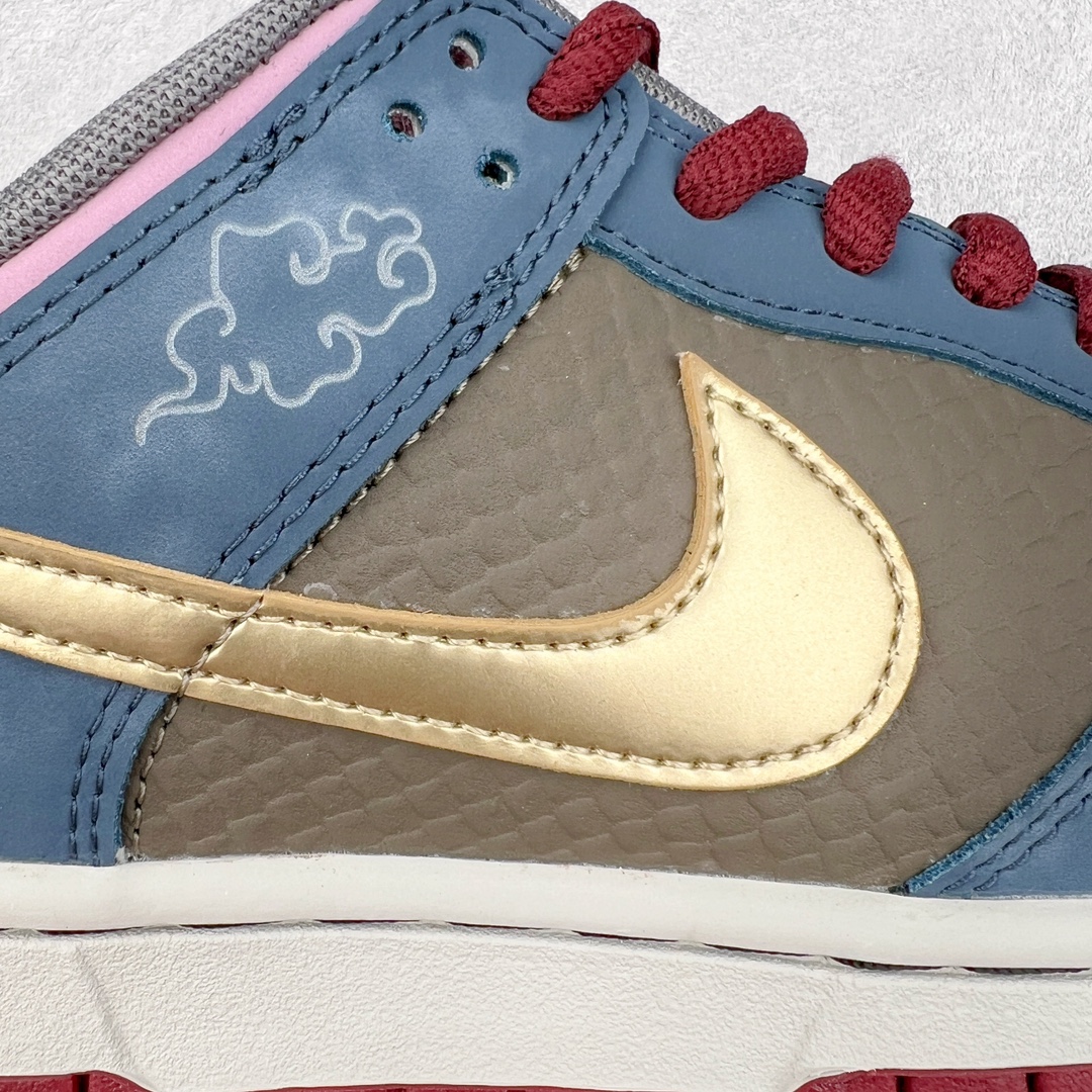 图片[19]-＃YC纯原特价 NK Dunk Low NO.205 黑神话悟空 祥云龙纹 游戏主题 解构复古减震耐磨轻便低帮板鞋 男女同款 米蓝黑 FB8895-601 灵感来源以黑神话悟空为主题 蓝黑金的配色搭配 加上金色勾子解构设计 祥云和龙纹图案 简约又百搭 要说最近最为热议的网络话题 非「黑神话：悟空」莫属了 这个里程碑式的国产3A游戏大作 已经完全出圈 而「黑神话：悟空」主题的球鞋 也悄悄然的浮出水面 一直热衷于球鞋概念画创作的创意艺术家 @nobrainer.psd 将他对于「黑神话：悟空」的理解 以球鞋为载体进行了诠释 他选用了游戏中的主角造型为主题 基于NK SB DunkLow 鞋型进行创作 不仅选取了服装色调营造游戏氛围 金色的Swoosh 加上祥云、龙纹的装饰 还真颇有一番滋味 尺码：35.5 36 36.5 37.5 38 38.5 39 40 40.5 41 42 42.5 43 44 44.5 45 46 47.5-选品中心