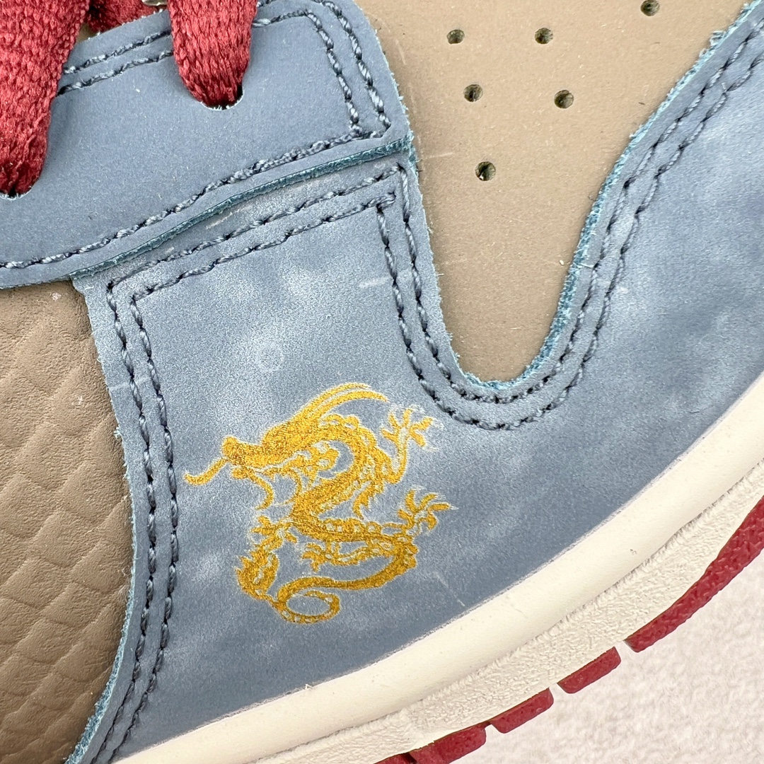 图片[22]-＃YC纯原特价 NK Dunk Low NO.205 黑神话悟空 祥云龙纹 游戏主题 解构复古减震耐磨轻便低帮板鞋 男女同款 米蓝黑 FB8895-601 灵感来源以黑神话悟空为主题 蓝黑金的配色搭配 加上金色勾子解构设计 祥云和龙纹图案 简约又百搭 要说最近最为热议的网络话题 非「黑神话：悟空」莫属了 这个里程碑式的国产3A游戏大作 已经完全出圈 而「黑神话：悟空」主题的球鞋 也悄悄然的浮出水面 一直热衷于球鞋概念画创作的创意艺术家 @nobrainer.psd 将他对于「黑神话：悟空」的理解 以球鞋为载体进行了诠释 他选用了游戏中的主角造型为主题 基于NK SB DunkLow 鞋型进行创作 不仅选取了服装色调营造游戏氛围 金色的Swoosh 加上祥云、龙纹的装饰 还真颇有一番滋味 尺码：35.5 36 36.5 37.5 38 38.5 39 40 40.5 41 42 42.5 43 44 44.5 45 46 47.5-选品中心