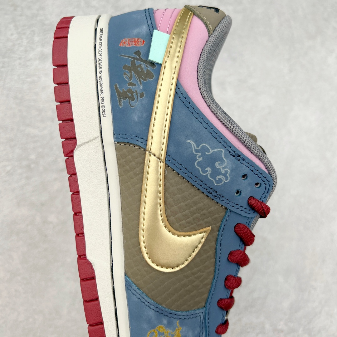 图片[6]-＃YC纯原特价 NK Dunk Low NO.205 黑神话悟空 祥云龙纹 游戏主题 解构复古减震耐磨轻便低帮板鞋 男女同款 米蓝黑 FB8895-601 灵感来源以黑神话悟空为主题 蓝黑金的配色搭配 加上金色勾子解构设计 祥云和龙纹图案 简约又百搭 要说最近最为热议的网络话题 非「黑神话：悟空」莫属了 这个里程碑式的国产3A游戏大作 已经完全出圈 而「黑神话：悟空」主题的球鞋 也悄悄然的浮出水面 一直热衷于球鞋概念画创作的创意艺术家 @nobrainer.psd 将他对于「黑神话：悟空」的理解 以球鞋为载体进行了诠释 他选用了游戏中的主角造型为主题 基于NK SB DunkLow 鞋型进行创作 不仅选取了服装色调营造游戏氛围 金色的Swoosh 加上祥云、龙纹的装饰 还真颇有一番滋味 尺码：35.5 36 36.5 37.5 38 38.5 39 40 40.5 41 42 42.5 43 44 44.5 45 46 47.5-选品中心