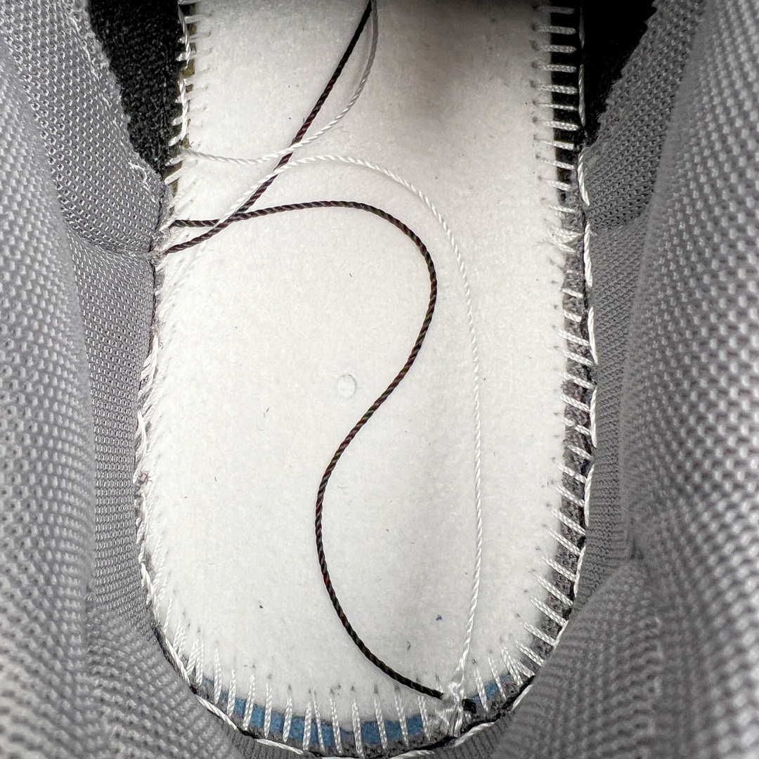 图片[12]-＃YC纯原特价 NK Dunk Low NO.205 黑神话悟空 祥云龙纹 游戏主题 解构复古减震耐磨轻便低帮板鞋 男女同款 米蓝黑 FB8895-601 灵感来源以黑神话悟空为主题 蓝黑金的配色搭配 加上金色勾子解构设计 祥云和龙纹图案 简约又百搭 要说最近最为热议的网络话题 非「黑神话：悟空」莫属了 这个里程碑式的国产3A游戏大作 已经完全出圈 而「黑神话：悟空」主题的球鞋 也悄悄然的浮出水面 一直热衷于球鞋概念画创作的创意艺术家 @nobrainer.psd 将他对于「黑神话：悟空」的理解 以球鞋为载体进行了诠释 他选用了游戏中的主角造型为主题 基于NK SB DunkLow 鞋型进行创作 不仅选取了服装色调营造游戏氛围 金色的Swoosh 加上祥云、龙纹的装饰 还真颇有一番滋味 尺码：35.5 36 36.5 37.5 38 38.5 39 40 40.5 41 42 42.5 43 44 44.5 45 46 47.5-选品中心