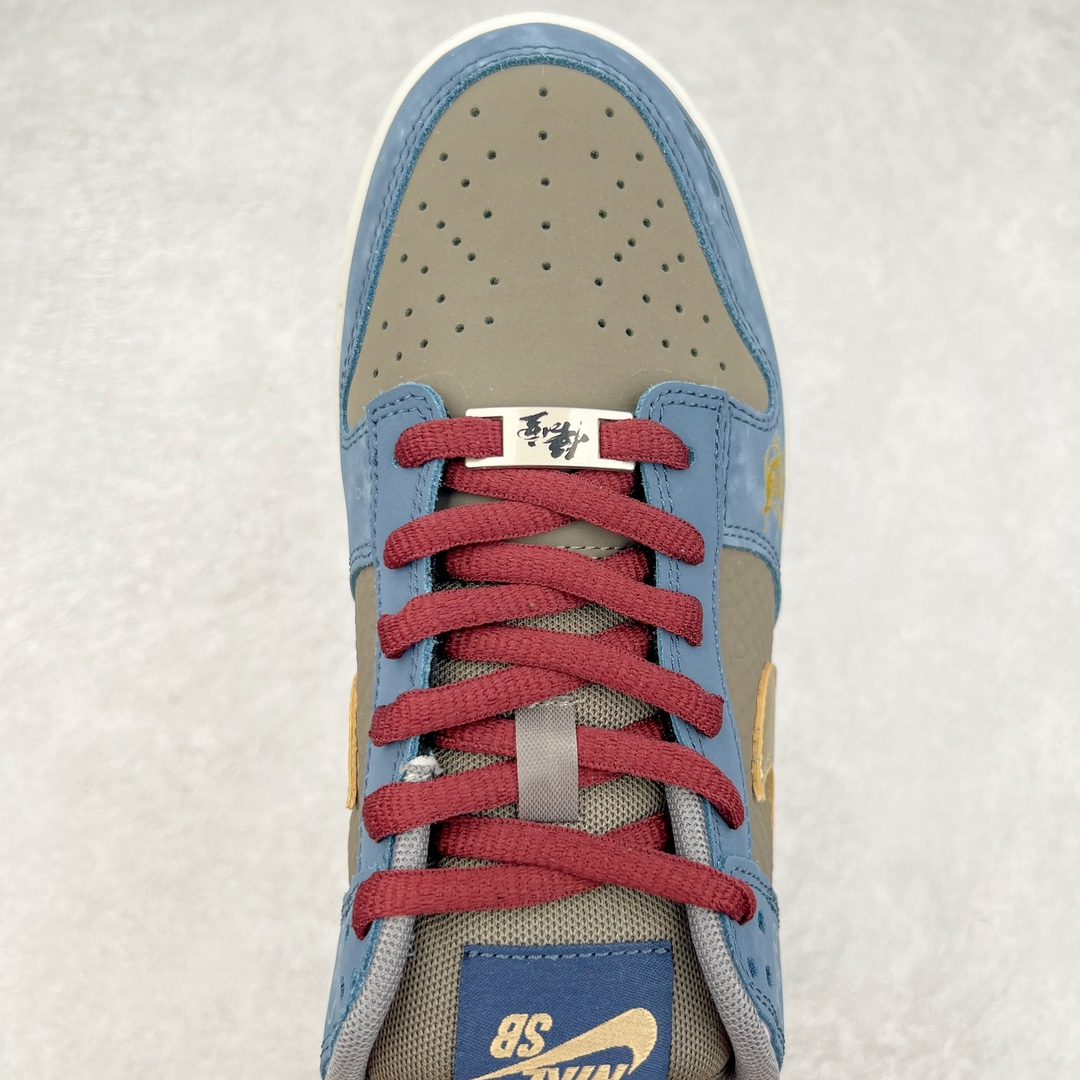 图片[4]-＃YC纯原特价 NK Dunk Low NO.205 黑神话悟空 祥云龙纹 游戏主题 解构复古减震耐磨轻便低帮板鞋 男女同款 米蓝黑 FB8895-601 灵感来源以黑神话悟空为主题 蓝黑金的配色搭配 加上金色勾子解构设计 祥云和龙纹图案 简约又百搭 要说最近最为热议的网络话题 非「黑神话：悟空」莫属了 这个里程碑式的国产3A游戏大作 已经完全出圈 而「黑神话：悟空」主题的球鞋 也悄悄然的浮出水面 一直热衷于球鞋概念画创作的创意艺术家 @nobrainer.psd 将他对于「黑神话：悟空」的理解 以球鞋为载体进行了诠释 他选用了游戏中的主角造型为主题 基于NK SB DunkLow 鞋型进行创作 不仅选取了服装色调营造游戏氛围 金色的Swoosh 加上祥云、龙纹的装饰 还真颇有一番滋味 尺码：35.5 36 36.5 37.5 38 38.5 39 40 40.5 41 42 42.5 43 44 44.5 45 46 47.5-选品中心