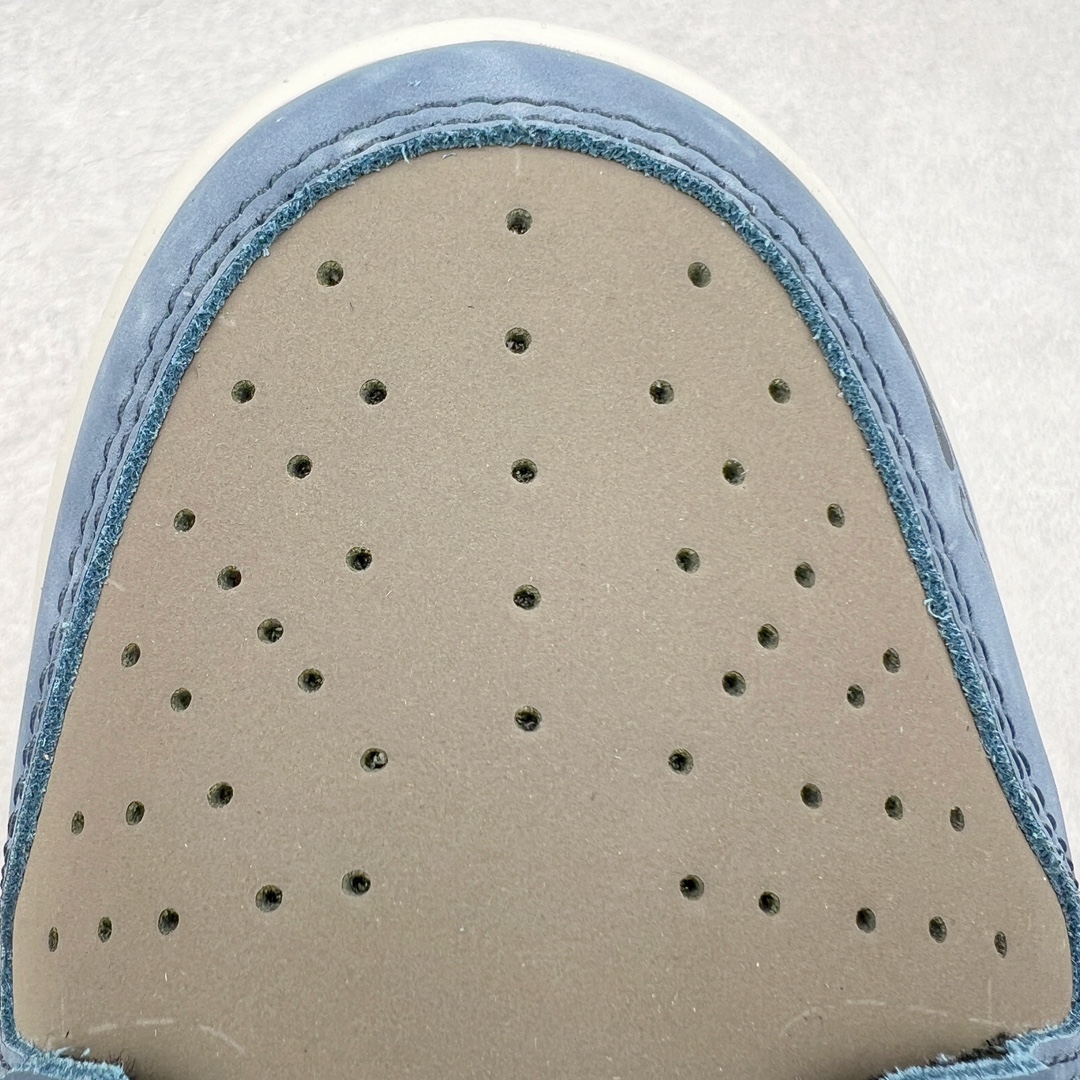 图片[21]-＃YC纯原特价 NK Dunk Low NO.205 黑神话悟空 祥云龙纹 游戏主题 解构复古减震耐磨轻便低帮板鞋 男女同款 米蓝黑 FB8895-601 灵感来源以黑神话悟空为主题 蓝黑金的配色搭配 加上金色勾子解构设计 祥云和龙纹图案 简约又百搭 要说最近最为热议的网络话题 非「黑神话：悟空」莫属了 这个里程碑式的国产3A游戏大作 已经完全出圈 而「黑神话：悟空」主题的球鞋 也悄悄然的浮出水面 一直热衷于球鞋概念画创作的创意艺术家 @nobrainer.psd 将他对于「黑神话：悟空」的理解 以球鞋为载体进行了诠释 他选用了游戏中的主角造型为主题 基于NK SB DunkLow 鞋型进行创作 不仅选取了服装色调营造游戏氛围 金色的Swoosh 加上祥云、龙纹的装饰 还真颇有一番滋味 尺码：35.5 36 36.5 37.5 38 38.5 39 40 40.5 41 42 42.5 43 44 44.5 45 46 47.5-选品中心