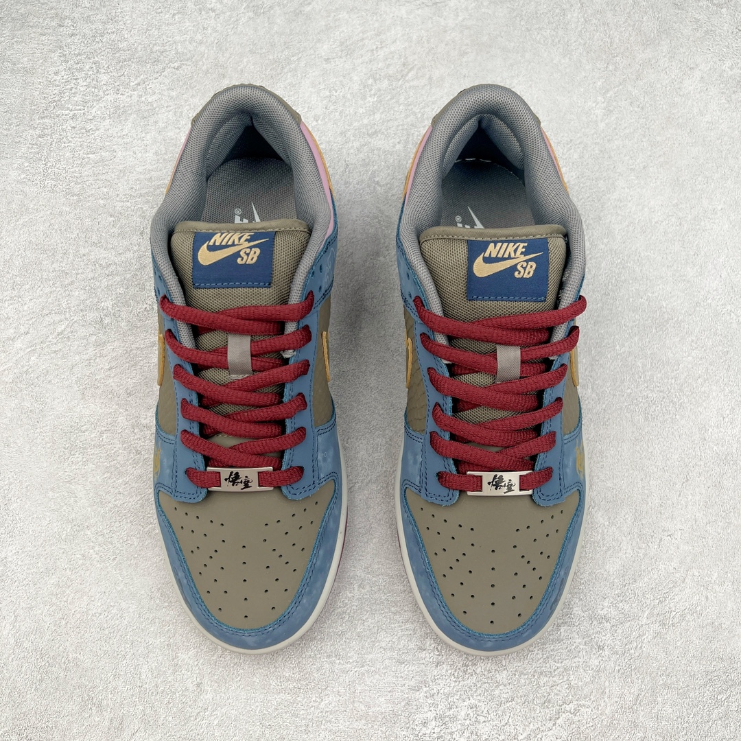 图片[2]-＃YC纯原特价 NK Dunk Low NO.205 黑神话悟空 祥云龙纹 游戏主题 解构复古减震耐磨轻便低帮板鞋 男女同款 米蓝黑 FB8895-601 灵感来源以黑神话悟空为主题 蓝黑金的配色搭配 加上金色勾子解构设计 祥云和龙纹图案 简约又百搭 要说最近最为热议的网络话题 非「黑神话：悟空」莫属了 这个里程碑式的国产3A游戏大作 已经完全出圈 而「黑神话：悟空」主题的球鞋 也悄悄然的浮出水面 一直热衷于球鞋概念画创作的创意艺术家 @nobrainer.psd 将他对于「黑神话：悟空」的理解 以球鞋为载体进行了诠释 他选用了游戏中的主角造型为主题 基于NK SB DunkLow 鞋型进行创作 不仅选取了服装色调营造游戏氛围 金色的Swoosh 加上祥云、龙纹的装饰 还真颇有一番滋味 尺码：35.5 36 36.5 37.5 38 38.5 39 40 40.5 41 42 42.5 43 44 44.5 45 46 47.5-选品中心