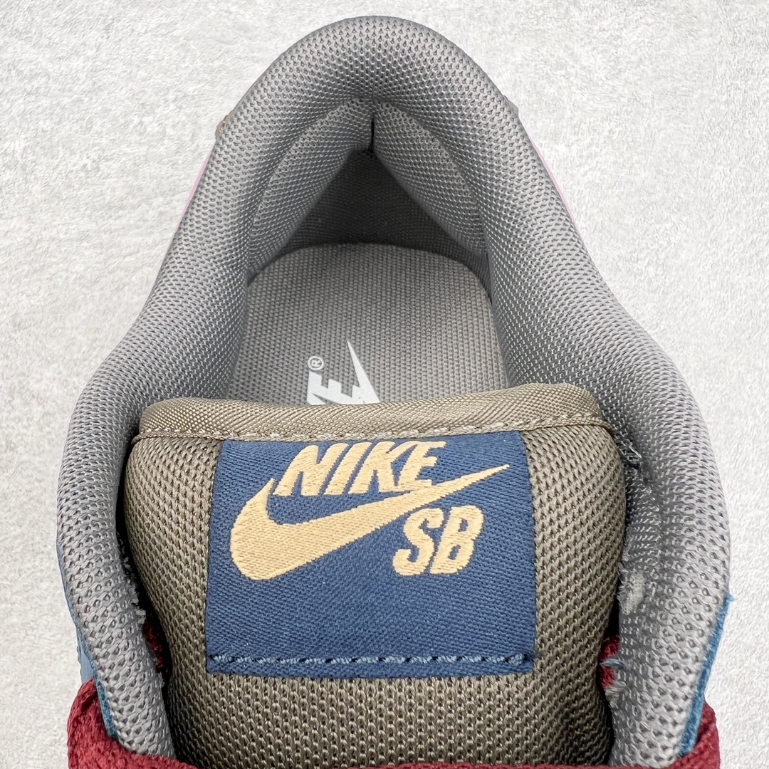 图片[16]-＃YC纯原特价 NK Dunk Low NO.205 黑神话悟空 祥云龙纹 游戏主题 解构复古减震耐磨轻便低帮板鞋 男女同款 米蓝黑 FB8895-601 灵感来源以黑神话悟空为主题 蓝黑金的配色搭配 加上金色勾子解构设计 祥云和龙纹图案 简约又百搭 要说最近最为热议的网络话题 非「黑神话：悟空」莫属了 这个里程碑式的国产3A游戏大作 已经完全出圈 而「黑神话：悟空」主题的球鞋 也悄悄然的浮出水面 一直热衷于球鞋概念画创作的创意艺术家 @nobrainer.psd 将他对于「黑神话：悟空」的理解 以球鞋为载体进行了诠释 他选用了游戏中的主角造型为主题 基于NK SB DunkLow 鞋型进行创作 不仅选取了服装色调营造游戏氛围 金色的Swoosh 加上祥云、龙纹的装饰 还真颇有一番滋味 尺码：35.5 36 36.5 37.5 38 38.5 39 40 40.5 41 42 42.5 43 44 44.5 45 46 47.5-选品中心