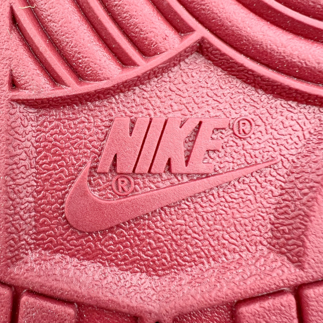 图片[23]-＃YC纯原特价 NK Dunk Low NO.205 黑神话悟空 祥云龙纹 游戏主题 解构复古减震耐磨轻便低帮板鞋 男女同款 米蓝黑 FB8895-601 灵感来源以黑神话悟空为主题 蓝黑金的配色搭配 加上金色勾子解构设计 祥云和龙纹图案 简约又百搭 要说最近最为热议的网络话题 非「黑神话：悟空」莫属了 这个里程碑式的国产3A游戏大作 已经完全出圈 而「黑神话：悟空」主题的球鞋 也悄悄然的浮出水面 一直热衷于球鞋概念画创作的创意艺术家 @nobrainer.psd 将他对于「黑神话：悟空」的理解 以球鞋为载体进行了诠释 他选用了游戏中的主角造型为主题 基于NK SB DunkLow 鞋型进行创作 不仅选取了服装色调营造游戏氛围 金色的Swoosh 加上祥云、龙纹的装饰 还真颇有一番滋味 尺码：35.5 36 36.5 37.5 38 38.5 39 40 40.5 41 42 42.5 43 44 44.5 45 46 47.5-选品中心