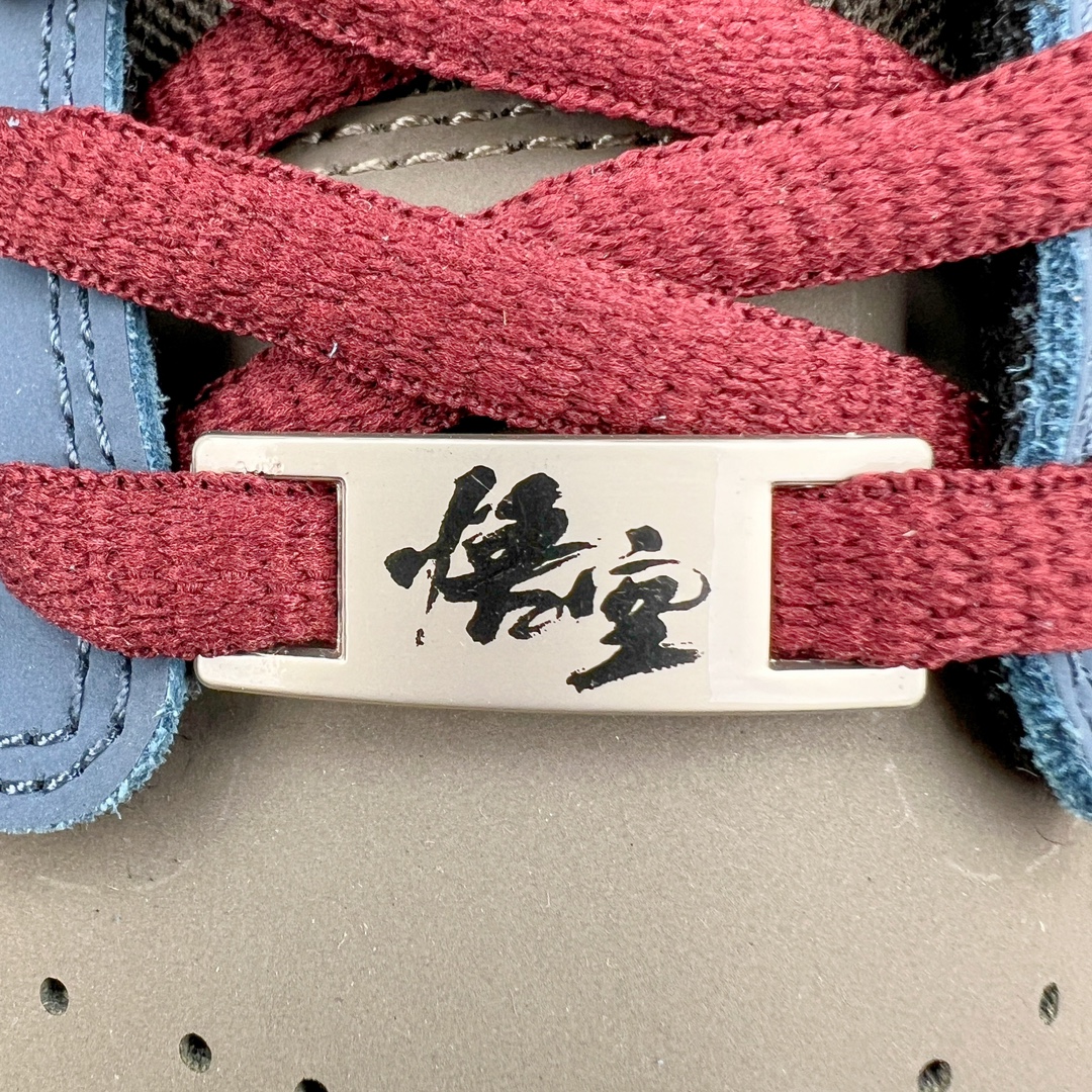图片[15]-＃YC纯原特价 NK Dunk Low NO.205 黑神话悟空 祥云龙纹 游戏主题 解构复古减震耐磨轻便低帮板鞋 男女同款 米蓝黑 FB8895-601 灵感来源以黑神话悟空为主题 蓝黑金的配色搭配 加上金色勾子解构设计 祥云和龙纹图案 简约又百搭 要说最近最为热议的网络话题 非「黑神话：悟空」莫属了 这个里程碑式的国产3A游戏大作 已经完全出圈 而「黑神话：悟空」主题的球鞋 也悄悄然的浮出水面 一直热衷于球鞋概念画创作的创意艺术家 @nobrainer.psd 将他对于「黑神话：悟空」的理解 以球鞋为载体进行了诠释 他选用了游戏中的主角造型为主题 基于NK SB DunkLow 鞋型进行创作 不仅选取了服装色调营造游戏氛围 金色的Swoosh 加上祥云、龙纹的装饰 还真颇有一番滋味 尺码：35.5 36 36.5 37.5 38 38.5 39 40 40.5 41 42 42.5 43 44 44.5 45 46 47.5-选品中心