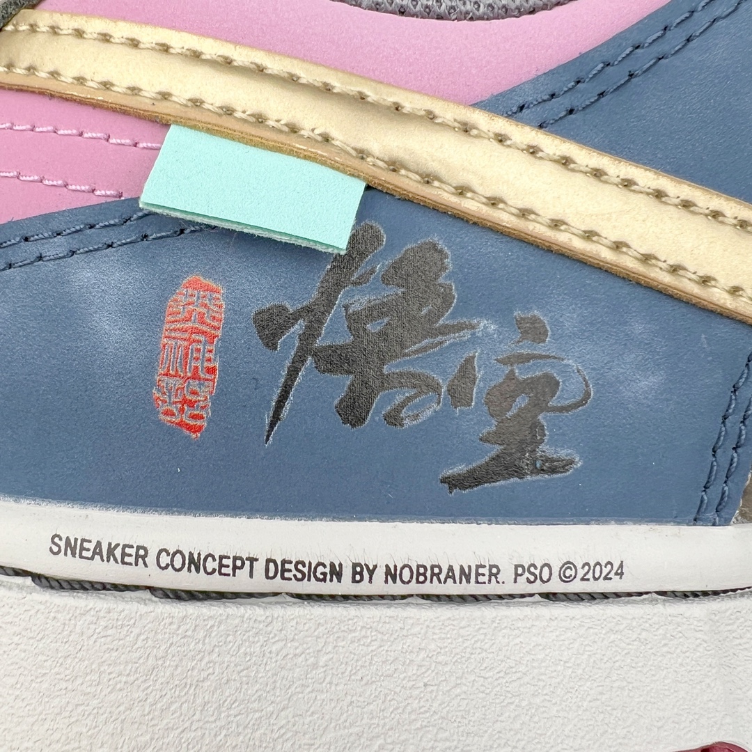 图片[18]-＃YC纯原特价 NK Dunk Low NO.205 黑神话悟空 祥云龙纹 游戏主题 解构复古减震耐磨轻便低帮板鞋 男女同款 米蓝黑 FB8895-601 灵感来源以黑神话悟空为主题 蓝黑金的配色搭配 加上金色勾子解构设计 祥云和龙纹图案 简约又百搭 要说最近最为热议的网络话题 非「黑神话：悟空」莫属了 这个里程碑式的国产3A游戏大作 已经完全出圈 而「黑神话：悟空」主题的球鞋 也悄悄然的浮出水面 一直热衷于球鞋概念画创作的创意艺术家 @nobrainer.psd 将他对于「黑神话：悟空」的理解 以球鞋为载体进行了诠释 他选用了游戏中的主角造型为主题 基于NK SB DunkLow 鞋型进行创作 不仅选取了服装色调营造游戏氛围 金色的Swoosh 加上祥云、龙纹的装饰 还真颇有一番滋味 尺码：35.5 36 36.5 37.5 38 38.5 39 40 40.5 41 42 42.5 43 44 44.5 45 46 47.5-选品中心