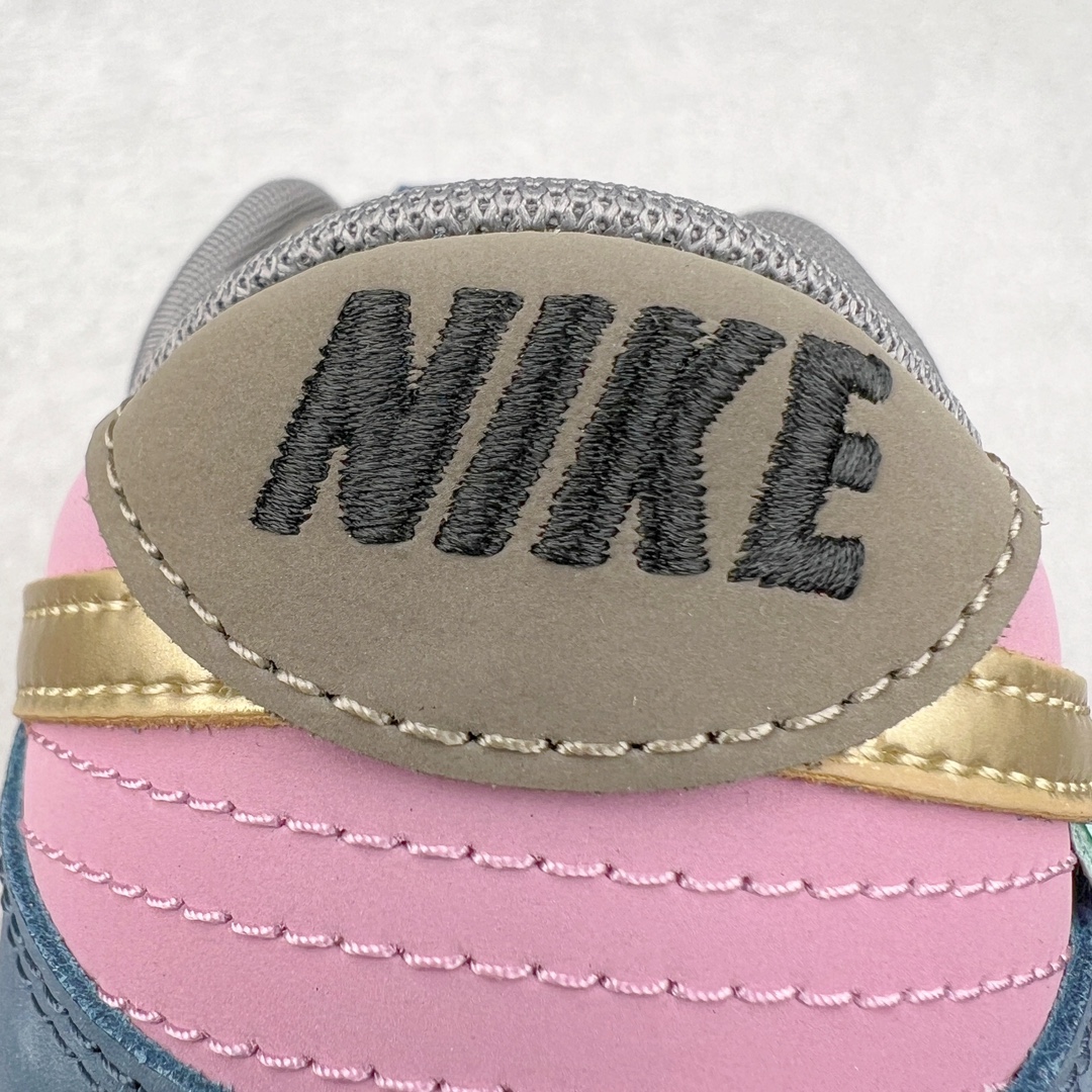 图片[17]-＃YC纯原特价 NK Dunk Low NO.205 黑神话悟空 祥云龙纹 游戏主题 解构复古减震耐磨轻便低帮板鞋 男女同款 米蓝黑 FB8895-601 灵感来源以黑神话悟空为主题 蓝黑金的配色搭配 加上金色勾子解构设计 祥云和龙纹图案 简约又百搭 要说最近最为热议的网络话题 非「黑神话：悟空」莫属了 这个里程碑式的国产3A游戏大作 已经完全出圈 而「黑神话：悟空」主题的球鞋 也悄悄然的浮出水面 一直热衷于球鞋概念画创作的创意艺术家 @nobrainer.psd 将他对于「黑神话：悟空」的理解 以球鞋为载体进行了诠释 他选用了游戏中的主角造型为主题 基于NK SB DunkLow 鞋型进行创作 不仅选取了服装色调营造游戏氛围 金色的Swoosh 加上祥云、龙纹的装饰 还真颇有一番滋味 尺码：35.5 36 36.5 37.5 38 38.5 39 40 40.5 41 42 42.5 43 44 44.5 45 46 47.5-选品中心