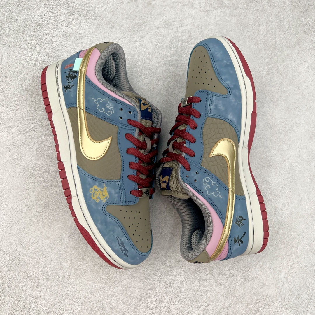 图片[3]-＃YC纯原特价 NK Dunk Low NO.205 黑神话悟空 祥云龙纹 游戏主题 解构复古减震耐磨轻便低帮板鞋 男女同款 米蓝黑 FB8895-601 灵感来源以黑神话悟空为主题 蓝黑金的配色搭配 加上金色勾子解构设计 祥云和龙纹图案 简约又百搭 要说最近最为热议的网络话题 非「黑神话：悟空」莫属了 这个里程碑式的国产3A游戏大作 已经完全出圈 而「黑神话：悟空」主题的球鞋 也悄悄然的浮出水面 一直热衷于球鞋概念画创作的创意艺术家 @nobrainer.psd 将他对于「黑神话：悟空」的理解 以球鞋为载体进行了诠释 他选用了游戏中的主角造型为主题 基于NK SB DunkLow 鞋型进行创作 不仅选取了服装色调营造游戏氛围 金色的Swoosh 加上祥云、龙纹的装饰 还真颇有一番滋味 尺码：35.5 36 36.5 37.5 38 38.5 39 40 40.5 41 42 42.5 43 44 44.5 45 46 47.5-选品中心