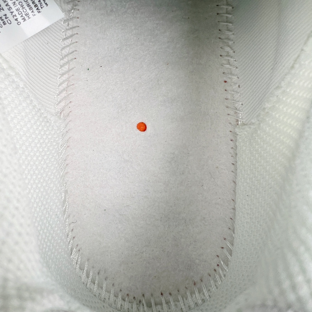 图片[10]-＃AW纯原 NK ACG Mountain Fly 2 SE 复古潮流户外登山鞋防水慢跑鞋 DV7903-100 全新来袭 该款沿袭前代高帮版型的设计传统 轻盈鞋面结合灵巧的脚踝包裹设计 为双足打造出一体化的舒适脚感 助力轻松畅行 中底融入柔软的React泡棉与Vaporfiy 科技 让你在岩石小径徒步时也像行走在都市般轻松舒适 粘性橡胶大底铸就了攀岩级别的出众抓地力 助你从容面对各种环境挑战 尺码：36 36.5 37.5 38 38.5 39 40 40.5 41 42 42.5 43 44 44.5 45 46-选品中心