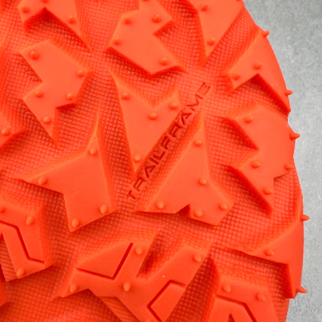 图片[16]-＃AW纯原 NK ACG Mountain Fly 2 SE 复古潮流户外登山鞋防水慢跑鞋 DV7903-100 全新来袭 该款沿袭前代高帮版型的设计传统 轻盈鞋面结合灵巧的脚踝包裹设计 为双足打造出一体化的舒适脚感 助力轻松畅行 中底融入柔软的React泡棉与Vaporfiy 科技 让你在岩石小径徒步时也像行走在都市般轻松舒适 粘性橡胶大底铸就了攀岩级别的出众抓地力 助你从容面对各种环境挑战 尺码：36 36.5 37.5 38 38.5 39 40 40.5 41 42 42.5 43 44 44.5 45 46-选品中心