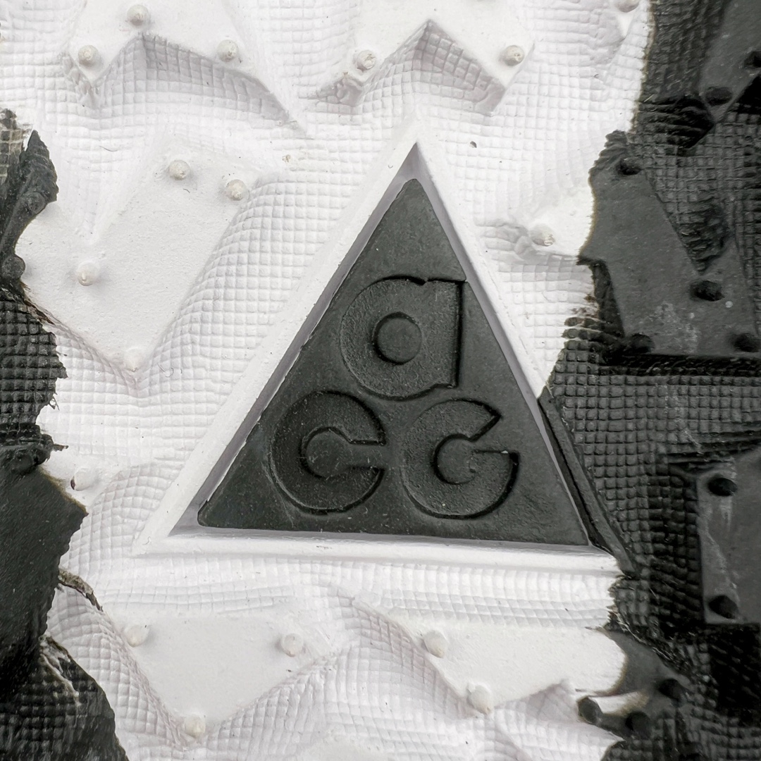 图片[17]-＃AW纯原 NK ACG Mountain Fly 2 SE 复古潮流户外登山鞋防水慢跑鞋 DV7903-100 全新来袭 该款沿袭前代高帮版型的设计传统 轻盈鞋面结合灵巧的脚踝包裹设计 为双足打造出一体化的舒适脚感 助力轻松畅行 中底融入柔软的React泡棉与Vaporfiy 科技 让你在岩石小径徒步时也像行走在都市般轻松舒适 粘性橡胶大底铸就了攀岩级别的出众抓地力 助你从容面对各种环境挑战 尺码：36 36.5 37.5 38 38.5 39 40 40.5 41 42 42.5 43 44 44.5 45 46-选品中心