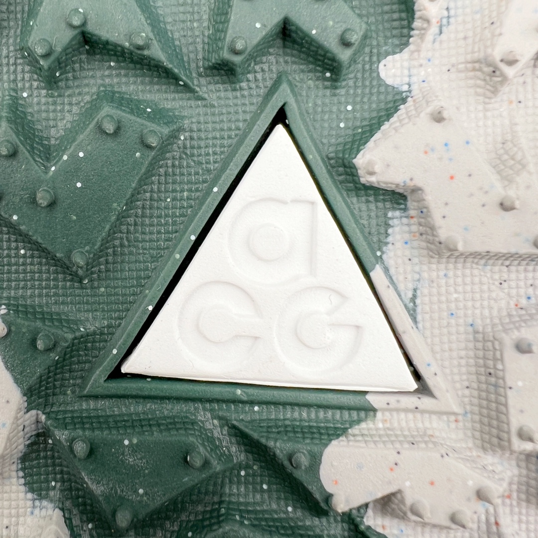 图片[19]-＃AW纯原 NK ACG Mountain Fly 2 SE 复古潮流户外登山鞋防水慢跑鞋 DV7903-300 全新来袭 该款沿袭前代高帮版型的设计传统 轻盈鞋面结合灵巧的脚踝包裹设计 为双足打造出一体化的舒适脚感 助力轻松畅行 中底融入柔软的React泡棉与Vaporfiy 科技 让你在岩石小径徒步时也像行走在都市般轻松舒适 粘性橡胶大底铸就了攀岩级别的出众抓地力 助你从容面对各种环境挑战 尺码：36 36.5 37.5 38 38.5 39 40 40.5 41 42 42.5 43 44 44.5 45 46-选品中心