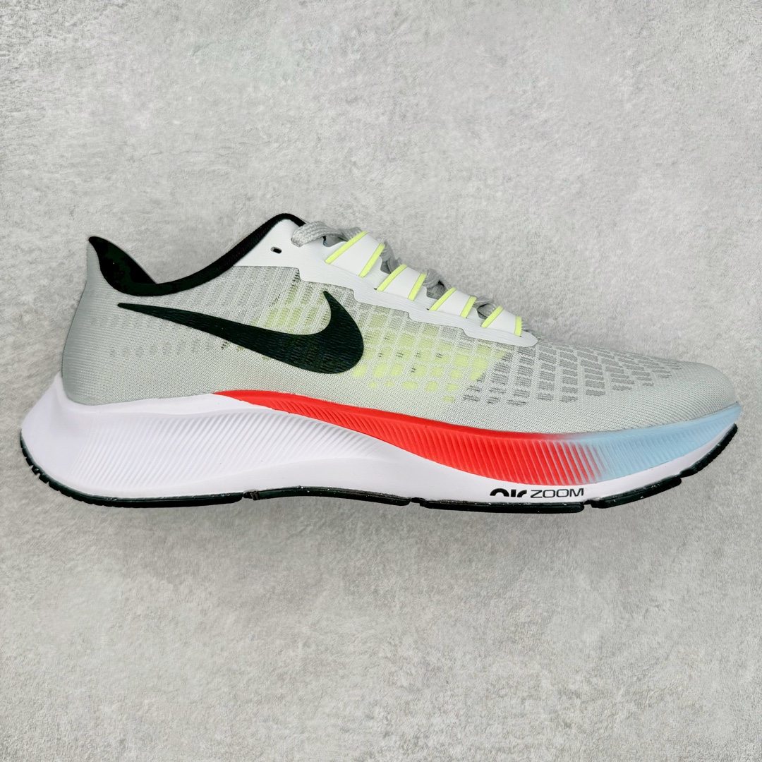 ＃国庆福利 NK Zoom Pegasus 飞马马拉松系列网面透气缓震疾速跑鞋 九针眼网纱透气缓震疾速跑鞋 焕新升级 助力攻克湿滑的跑步征程 外底设计结合凹槽 铸就非凡抓地力 粘性橡胶助力提供非凡抓地力 合成材质与织物包覆双足 营造如袜子般透气舒适的穿着体验 传统鞋带系统易于调节 塑就个性化贴合体验 尺码：36 36.5 37.5 38 38.5 39 40 40.5 41 42 42.5 43 44 44.5 45-选品中心