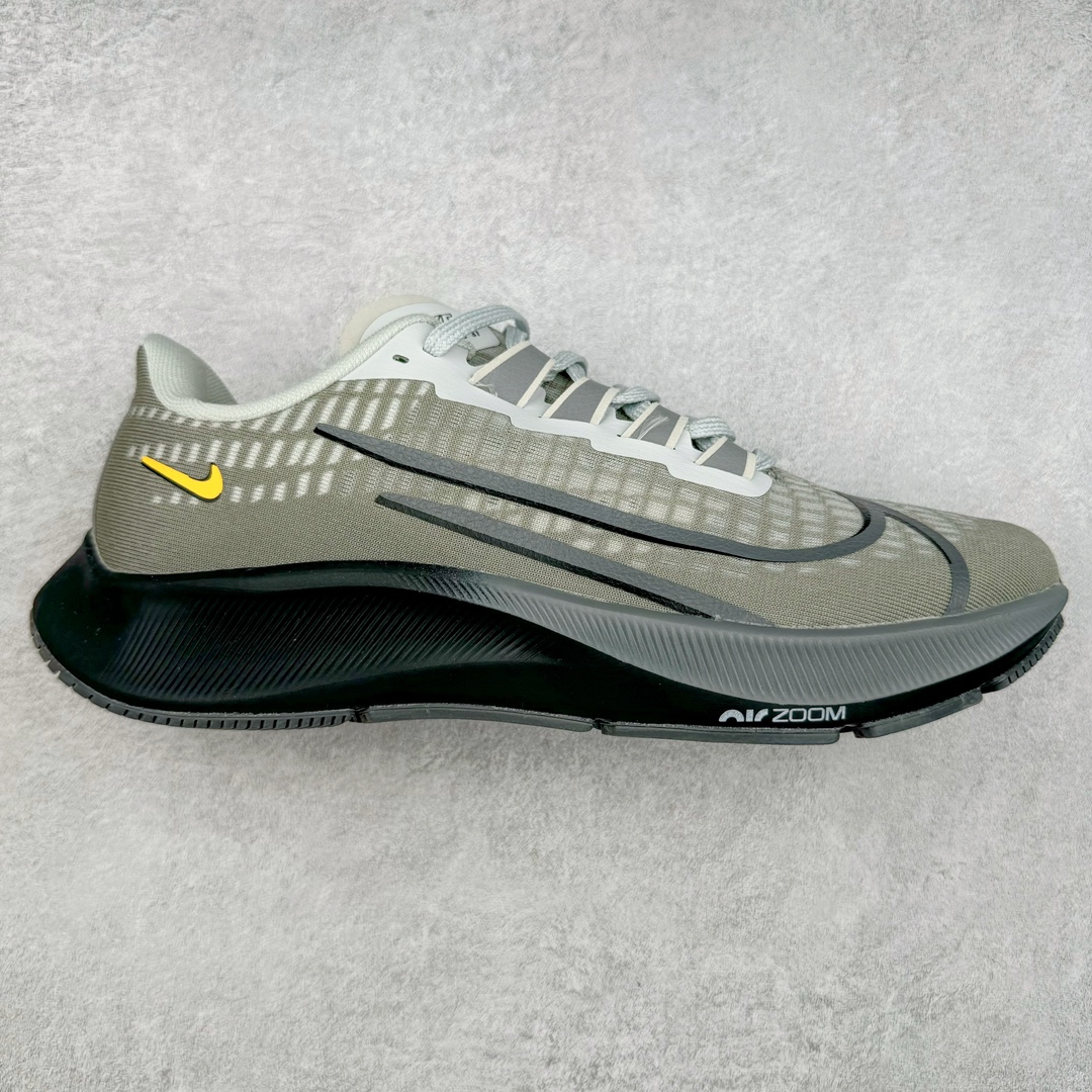 ＃国庆福利 NK Zoom Pegasus 飞马马拉松系列网面透气缓震疾速跑鞋 九针眼网纱透气缓震疾速跑鞋 焕新升级 助力攻克湿滑的跑步征程 外底设计结合凹槽 铸就非凡抓地力 粘性橡胶助力提供非凡抓地力 合成材质与织物包覆双足 营造如袜子般透气舒适的穿着体验 传统鞋带系统易于调节 塑就个性化贴合体验 尺码：36 36.5 37.5 38 38.5 39 40 40.5 41 42 42.5 43 44 44.5 45-选品中心