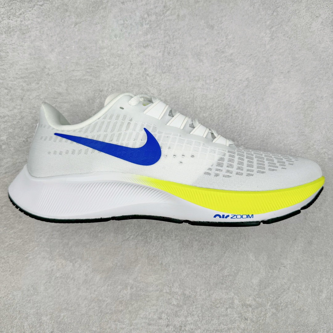 ＃国庆福利 NK Zoom Pegasus 飞马马拉松系列网面透气缓震疾速跑鞋 九针眼网纱透气缓震疾速跑鞋 焕新升级 助力攻克湿滑的跑步征程 外底设计结合凹槽 铸就非凡抓地力 粘性橡胶助力提供非凡抓地力 合成材质与织物包覆双足 营造如袜子般透气舒适的穿着体验 传统鞋带系统易于调节 塑就个性化贴合体验 尺码：36 36.5 37.5 38 38.5 39 40 40.5 41 42 42.5 43 44 44.5 45-选品中心