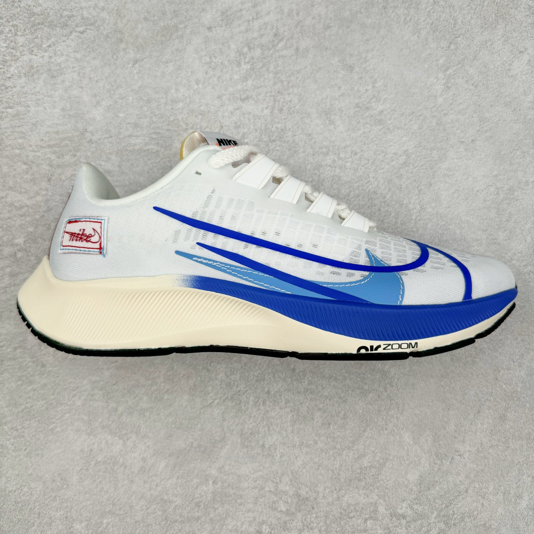 ＃国庆福利 NK Zoom Pegasus 飞马马拉松系列网面透气缓震疾速跑鞋 九针眼网纱透气缓震疾速跑鞋 焕新升级 助力攻克湿滑的跑步征程 外底设计结合凹槽 铸就非凡抓地力 粘性橡胶助力提供非凡抓地力 合成材质与织物包覆双足 营造如袜子般透气舒适的穿着体验 传统鞋带系统易于调节 塑就个性化贴合体验 尺码：36 36.5 37.5 38 38.5 39 40 40.5 41 42 42.5 43 44 44.5 45-选品中心