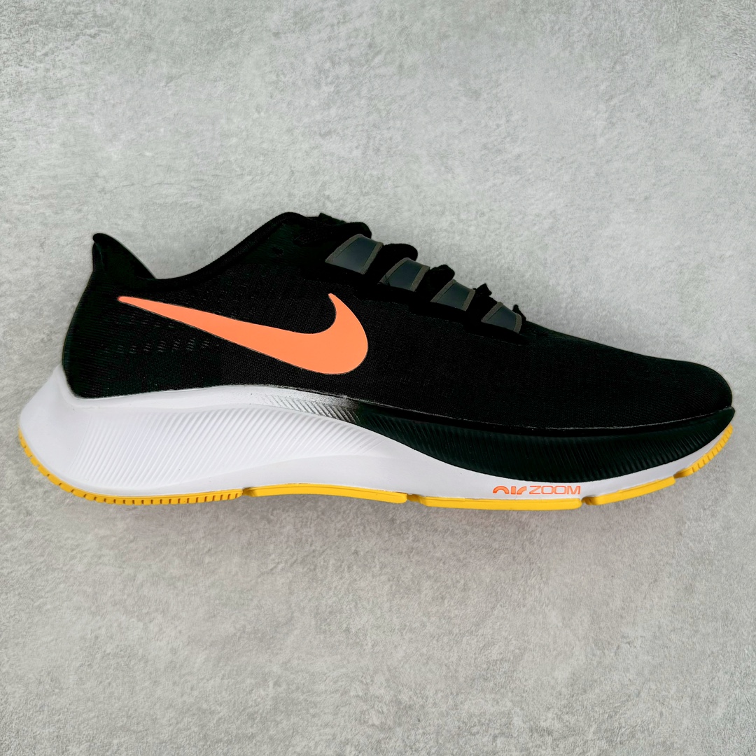 ＃国庆福利 NK Zoom Pegasus 飞马马拉松系列网面透气缓震疾速跑鞋 九针眼网纱透气缓震疾速跑鞋 焕新升级 助力攻克湿滑的跑步征程 外底设计结合凹槽 铸就非凡抓地力 粘性橡胶助力提供非凡抓地力 合成材质与织物包覆双足 营造如袜子般透气舒适的穿着体验 传统鞋带系统易于调节 塑就个性化贴合体验 尺码：36 36.5 37.5 38 38.5 39 40 40.5 41 42 42.5 43 44 44.5 45-选品中心