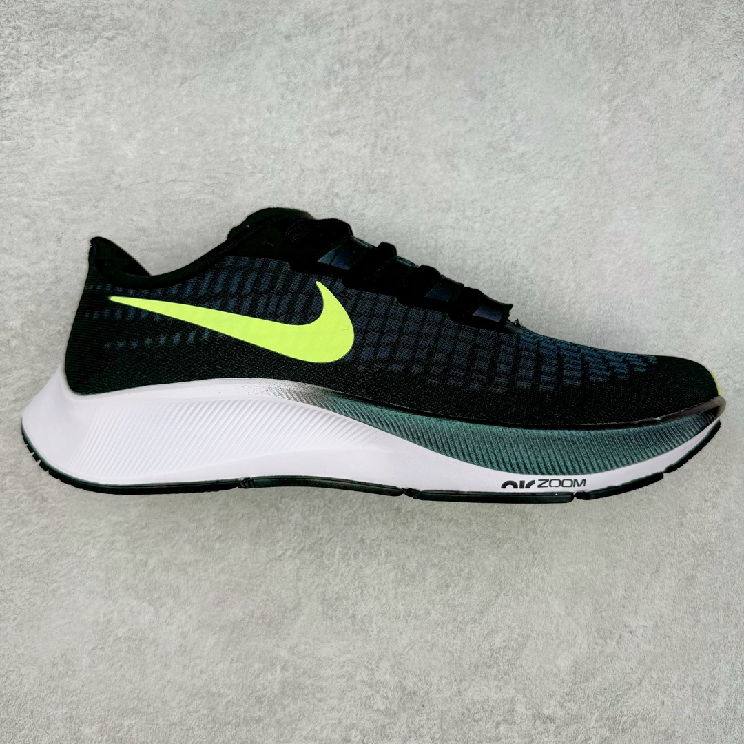 ＃国庆福利 NK Zoom Pegasus 飞马马拉松系列网面透气缓震疾速跑鞋 九针眼网纱透气缓震疾速跑鞋 焕新升级 助力攻克湿滑的跑步征程 外底设计结合凹槽 铸就非凡抓地力 粘性橡胶助力提供非凡抓地力 合成材质与织物包覆双足 营造如袜子般透气舒适的穿着体验 传统鞋带系统易于调节 塑就个性化贴合体验 尺码：36 36.5 37.5 38 38.5 39 40 40.5 41 42 42.5 43 44 44.5 45-选品中心