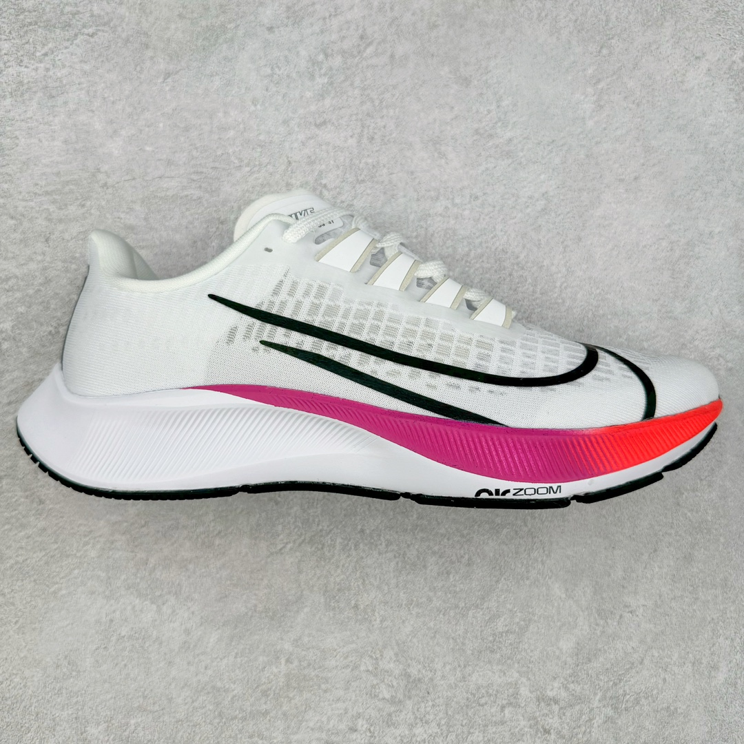 ＃国庆福利 NK Zoom Pegasus 飞马马拉松系列网面透气缓震疾速跑鞋 九针眼网纱透气缓震疾速跑鞋 焕新升级 助力攻克湿滑的跑步征程 外底设计结合凹槽 铸就非凡抓地力 粘性橡胶助力提供非凡抓地力 合成材质与织物包覆双足 营造如袜子般透气舒适的穿着体验 传统鞋带系统易于调节 塑就个性化贴合体验 尺码：36 36.5 37.5 38 38.5 39 40 40.5 41 42 42.5 43 44 44.5 45-选品中心